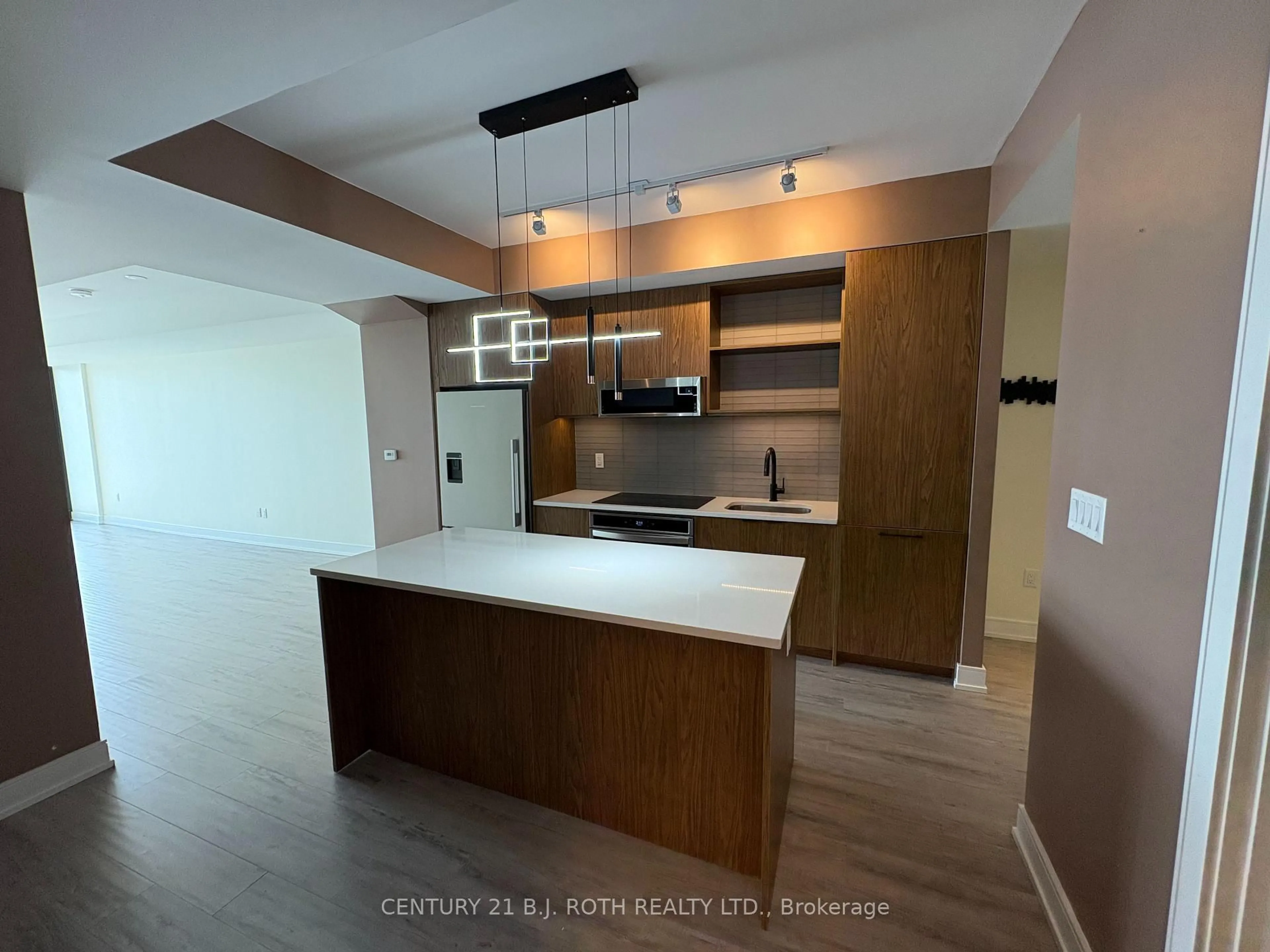 Open concept kitchen, wood/laminate floor for 185 Dunlop St #609, Barrie Ontario L4M 1B2