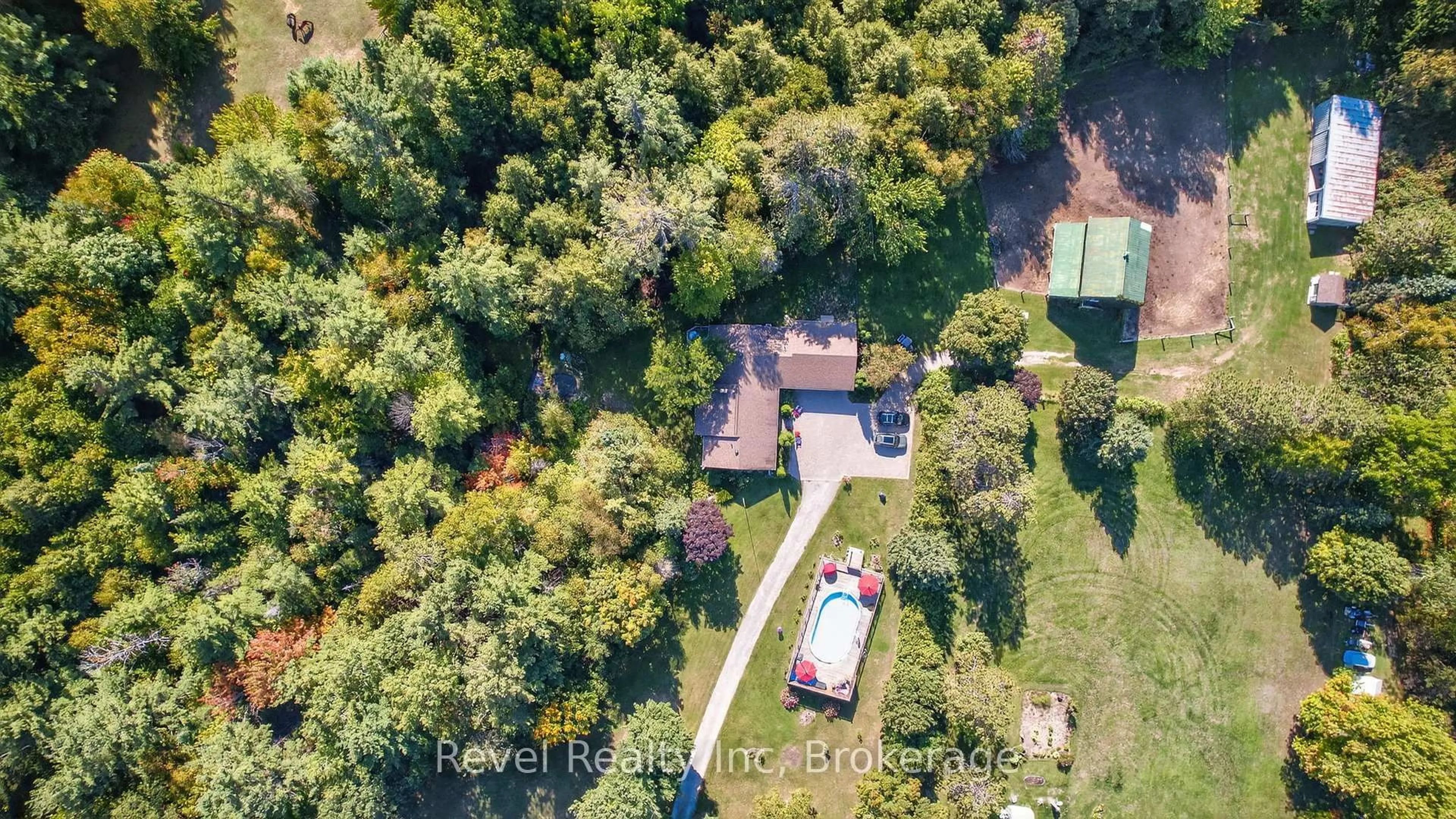 A pic from outside/outdoor area/front of a property/back of a property/a pic from drone, unknown for 7190 93 Highway, Tiny Ontario L0K 2E1