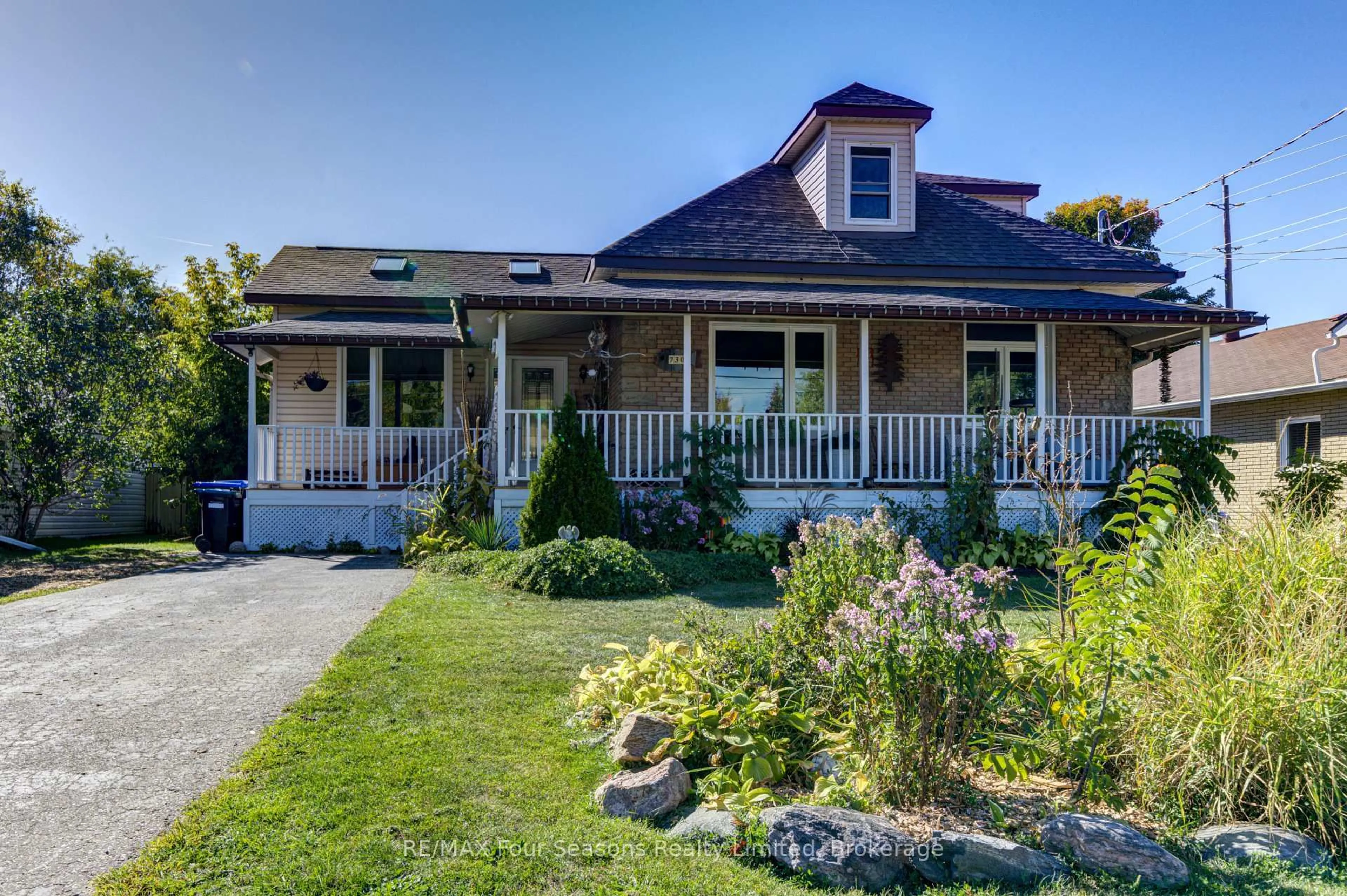 A pic from outside/outdoor area/front of a property/back of a property/a pic from drone, street for 730 Hurontario St, Collingwood Ontario L9Y 0G6