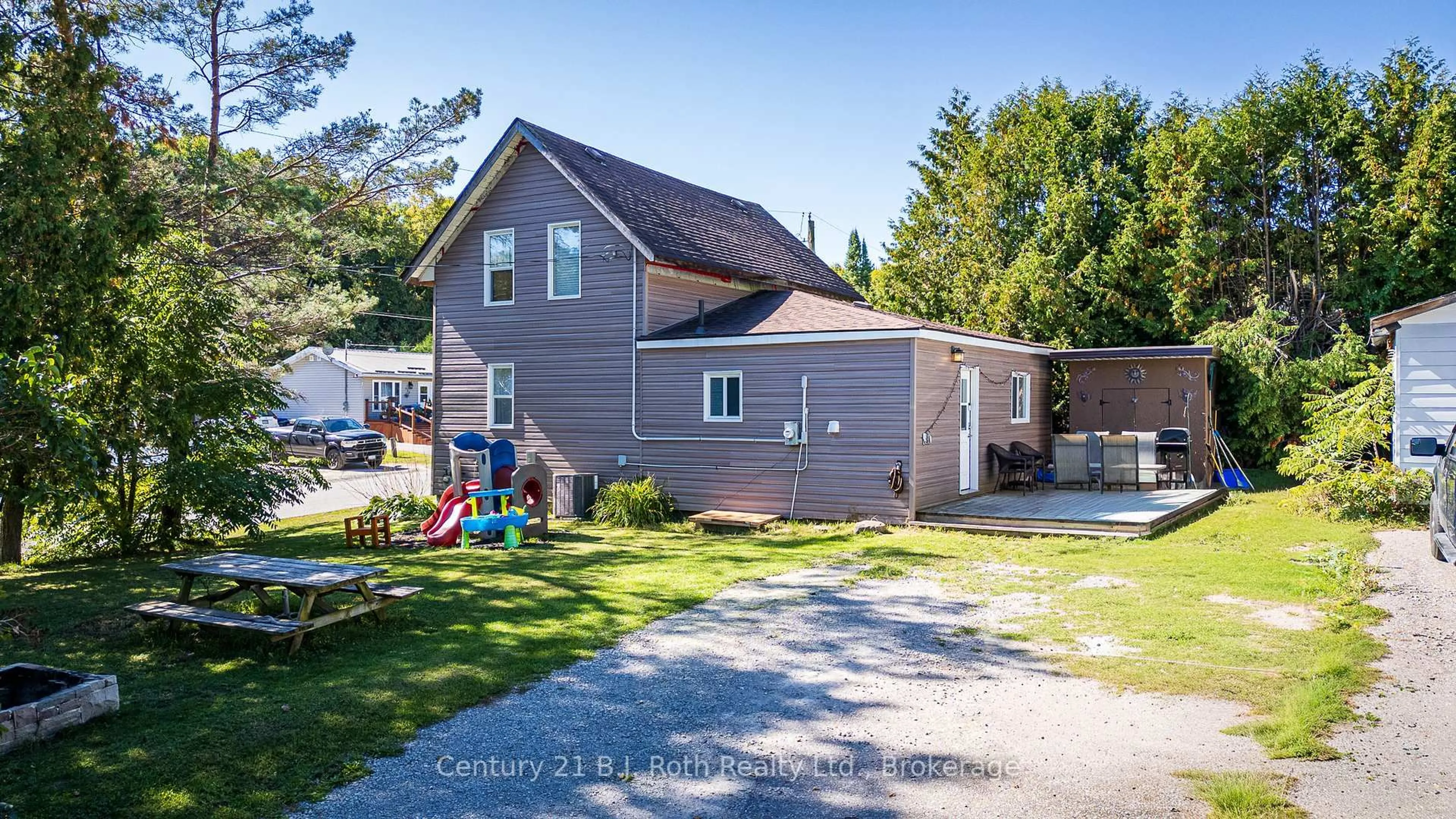 A pic from outside/outdoor area/front of a property/back of a property/a pic from drone, street for 528 Camilla St, Tay Ontario L0K 1R0