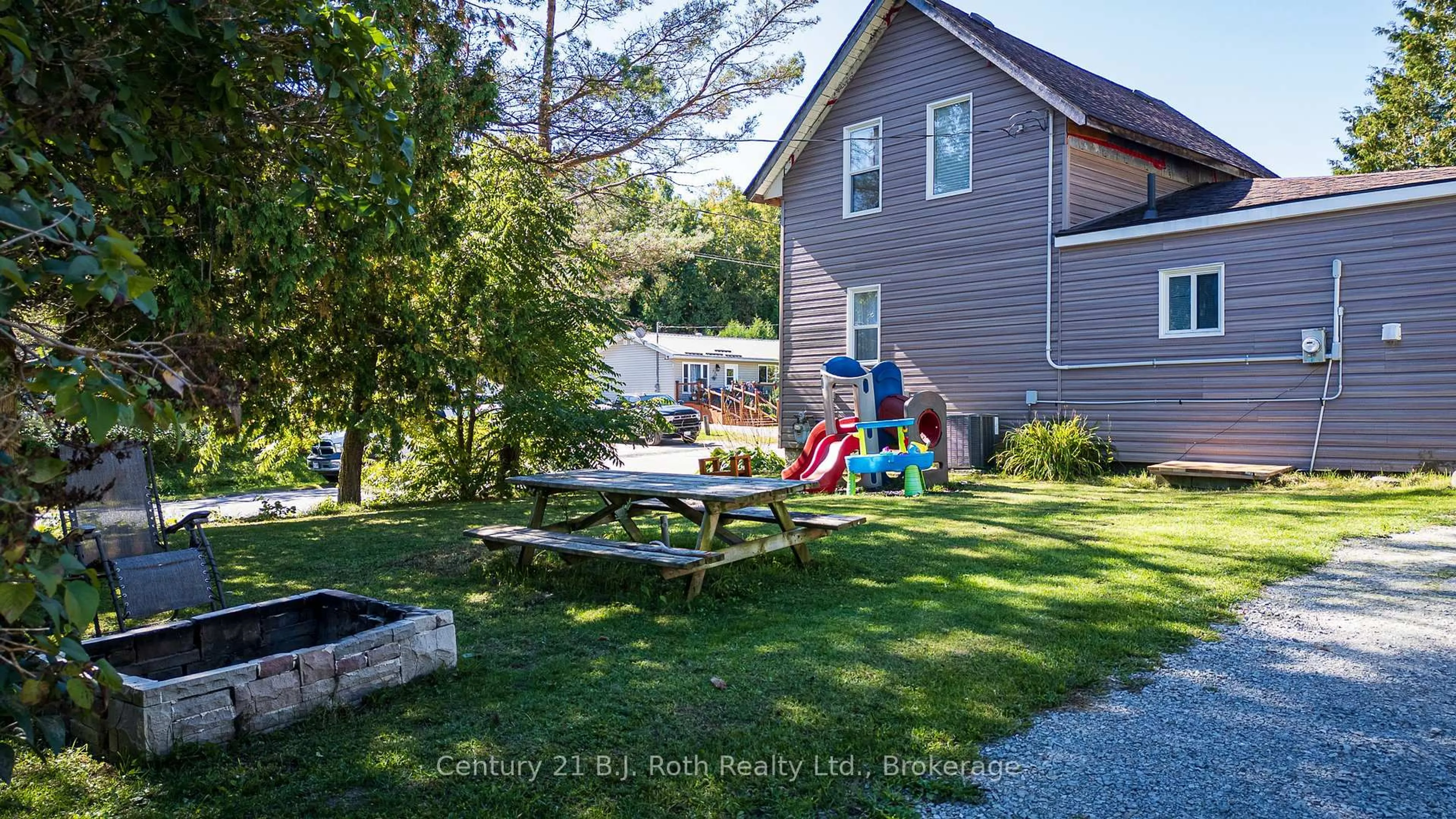 A pic from outside/outdoor area/front of a property/back of a property/a pic from drone, unknown for 528 Camilla St, Tay Ontario L0K 1R0