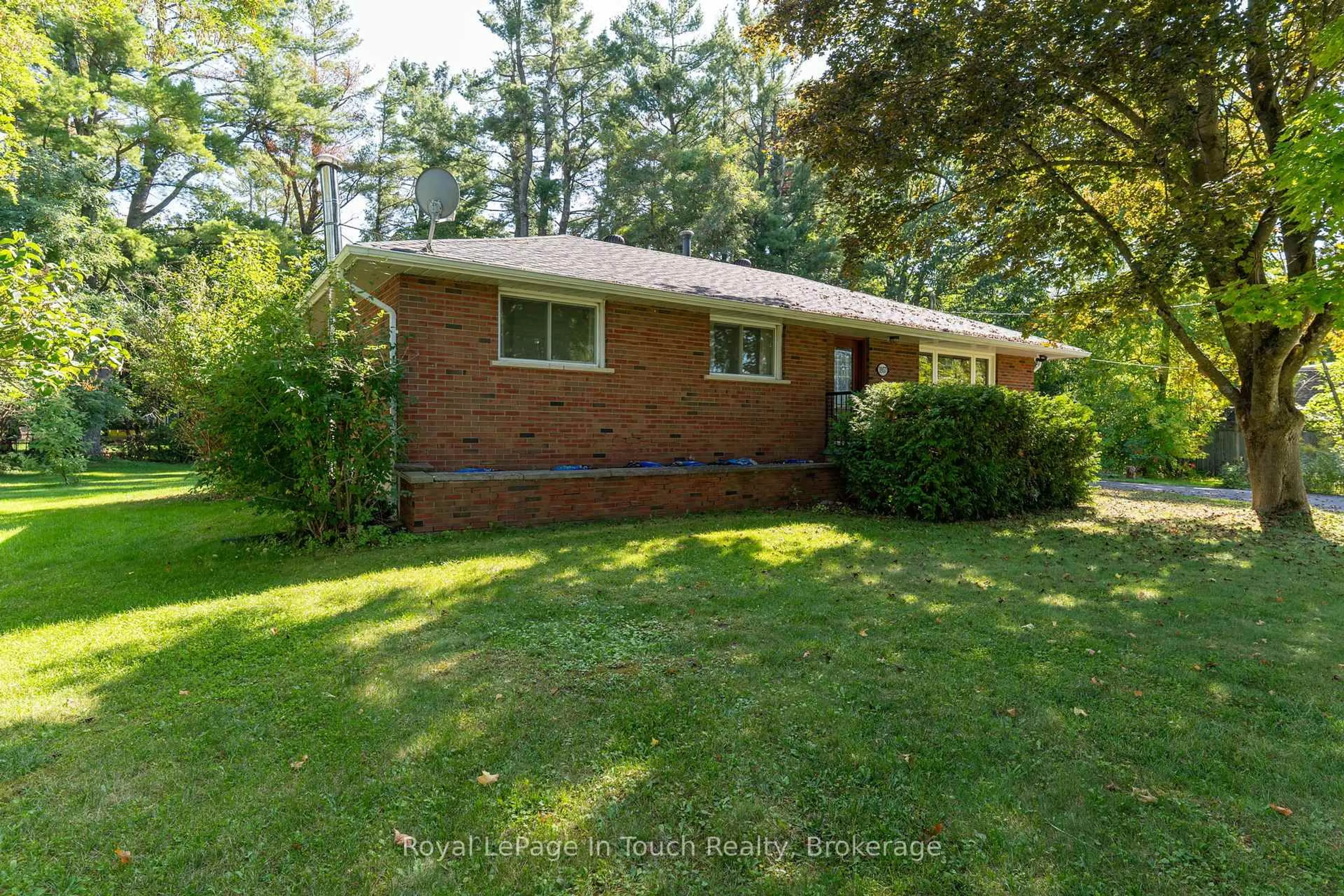Home with brick exterior material, unknown for 3957 Horseshoe Valley Rd, Springwater Ontario L9X 1E9