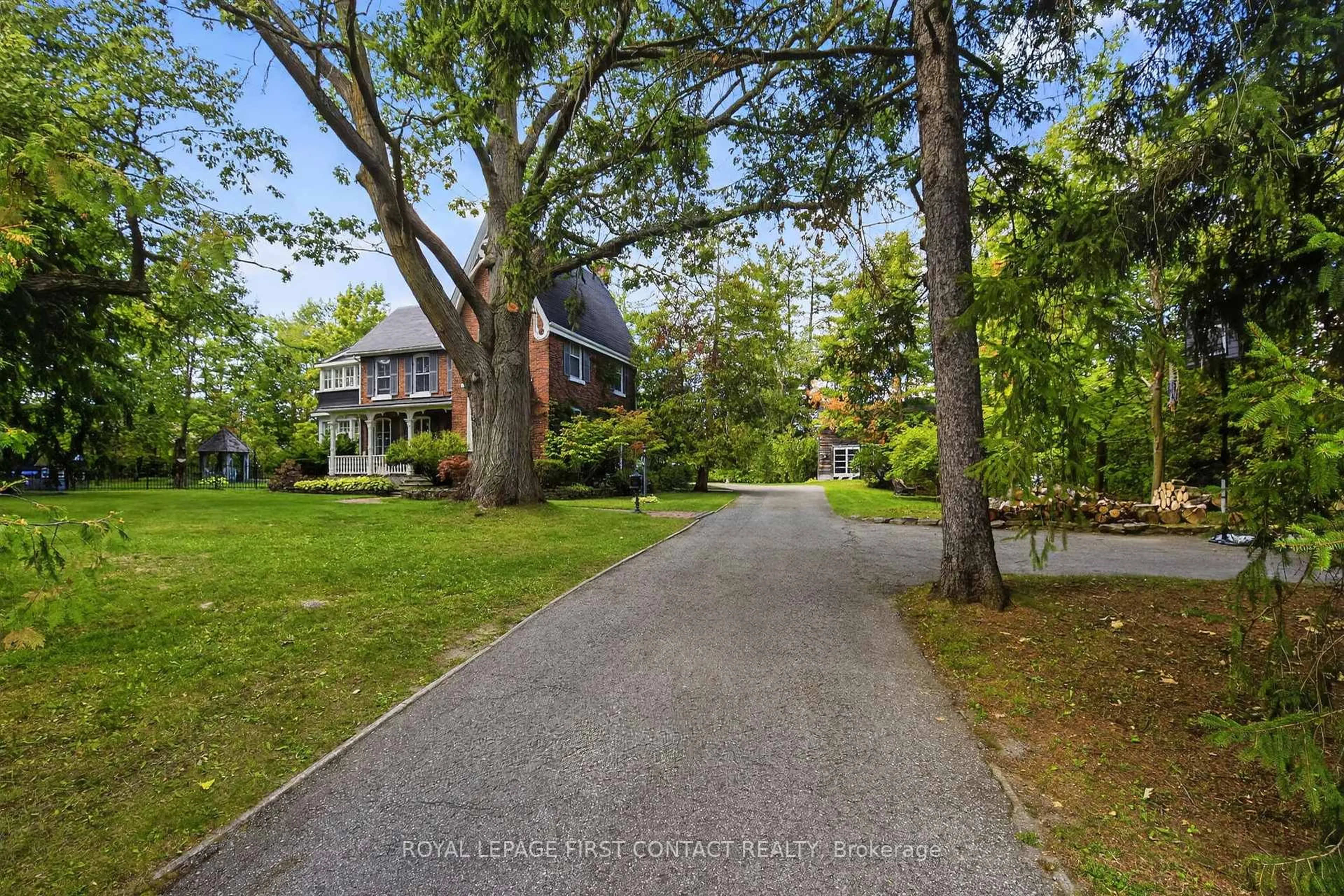 A pic from outside/outdoor area/front of a property/back of a property/a pic from drone, street for 126 Letitia St, Barrie Ontario L4N 1P5
