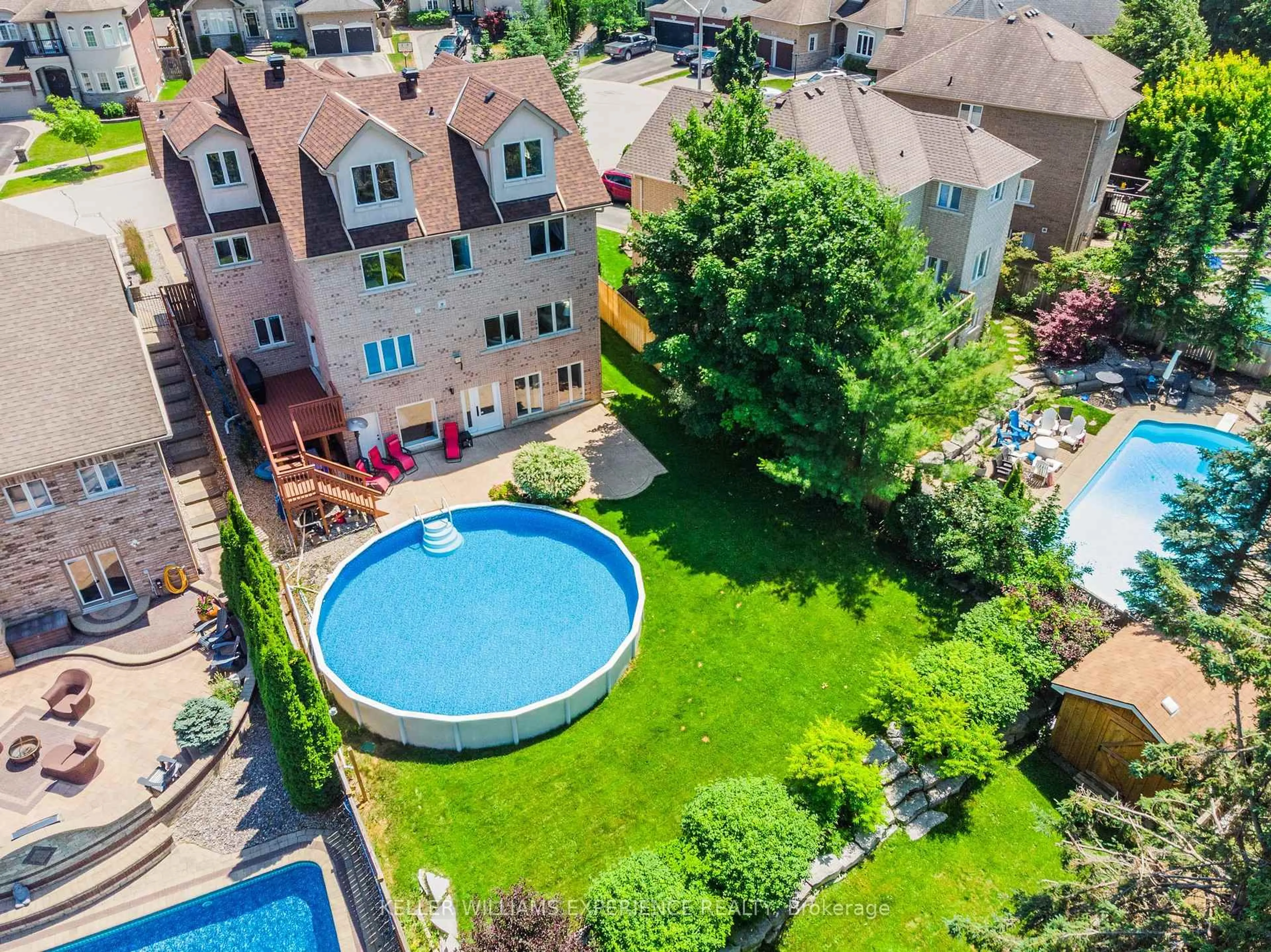 A pic from outside/outdoor area/front of a property/back of a property/a pic from drone, unknown for 36 Stapleton Pl, Barrie Ontario L4N 5Z4
