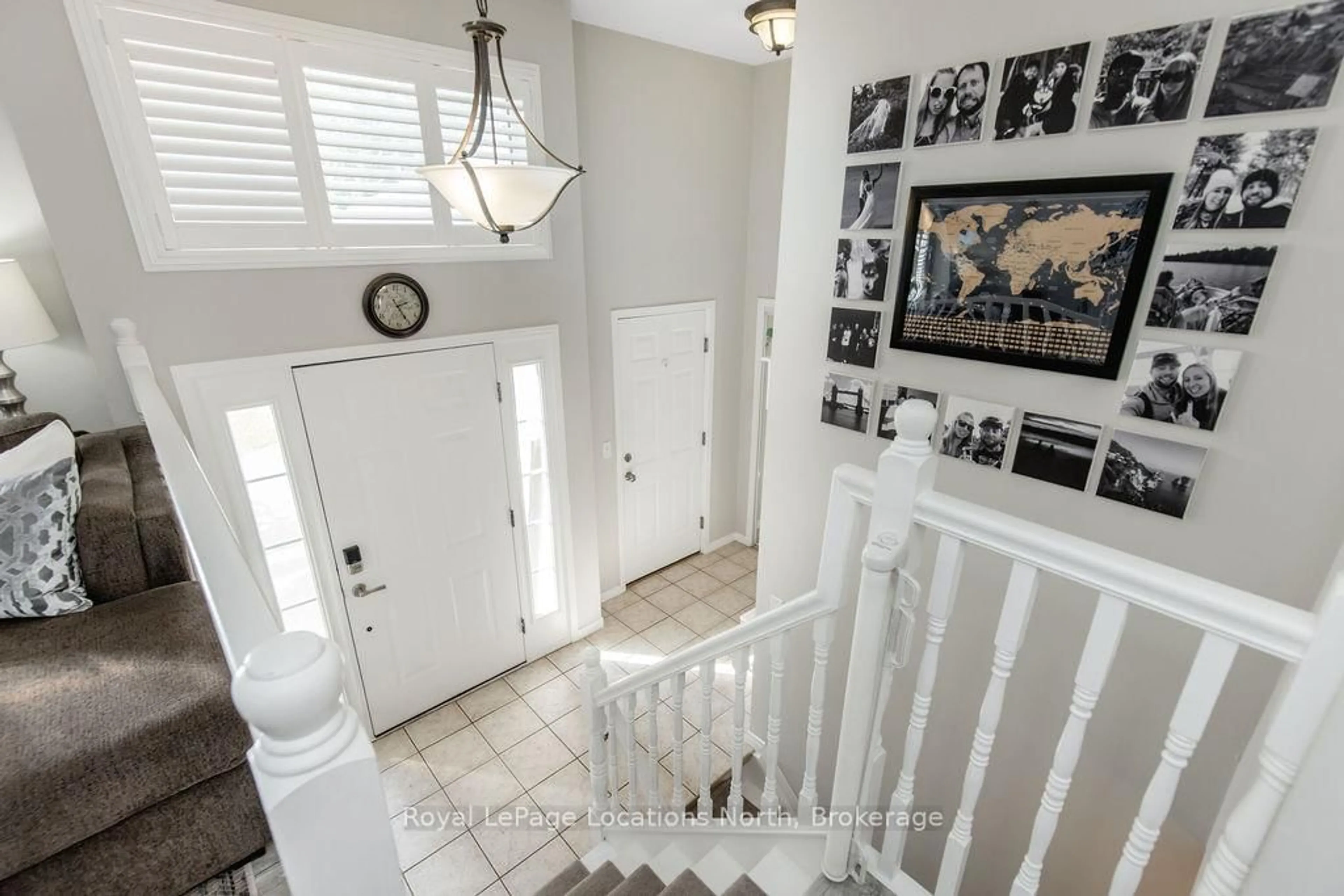 Indoor entryway for 115 58th St, Wasaga Beach Ontario L9Z 2Z1