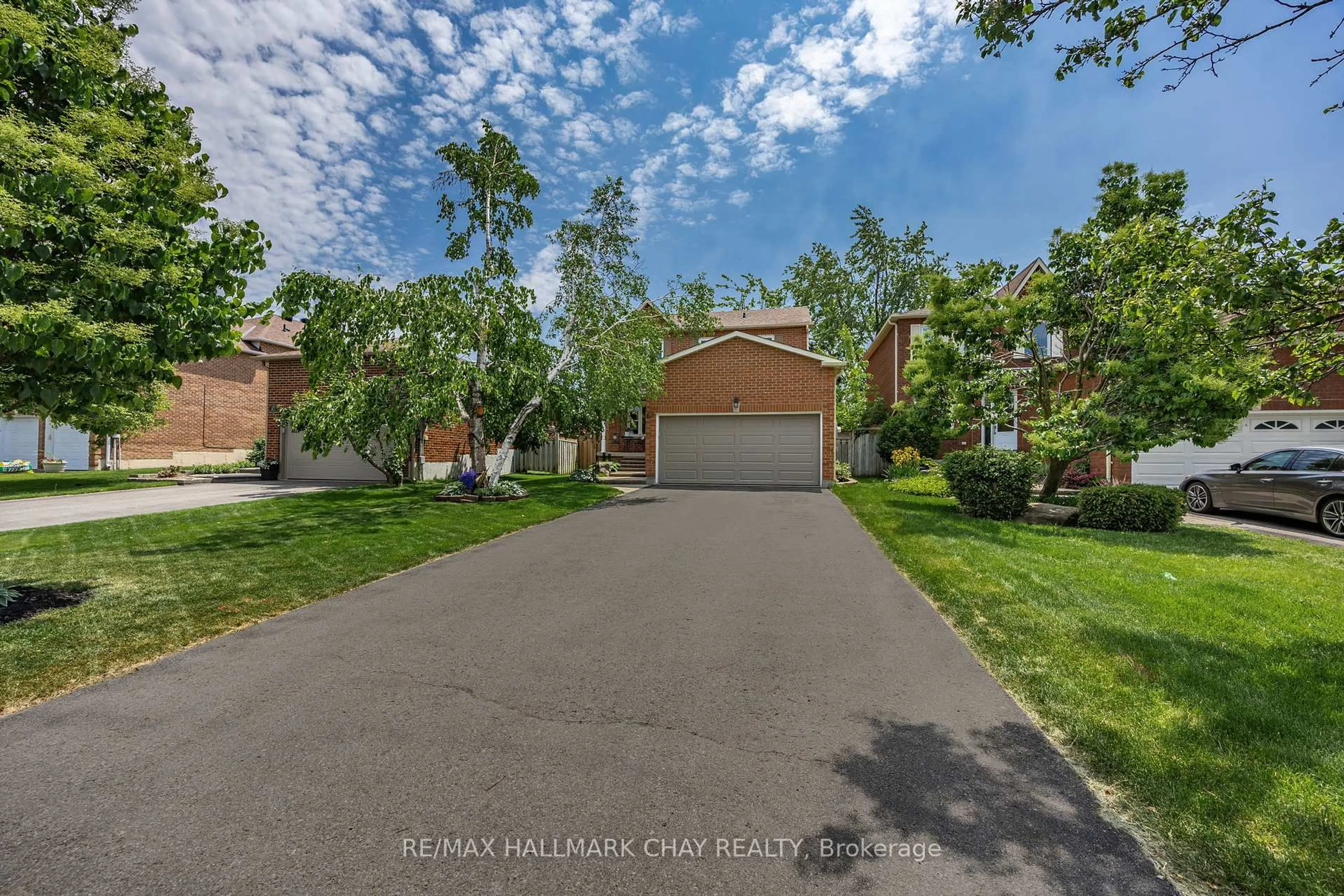 A pic from outside/outdoor area/front of a property/back of a property/a pic from drone, street for 65 McDougall Dr, Barrie Ontario L4N 7H6