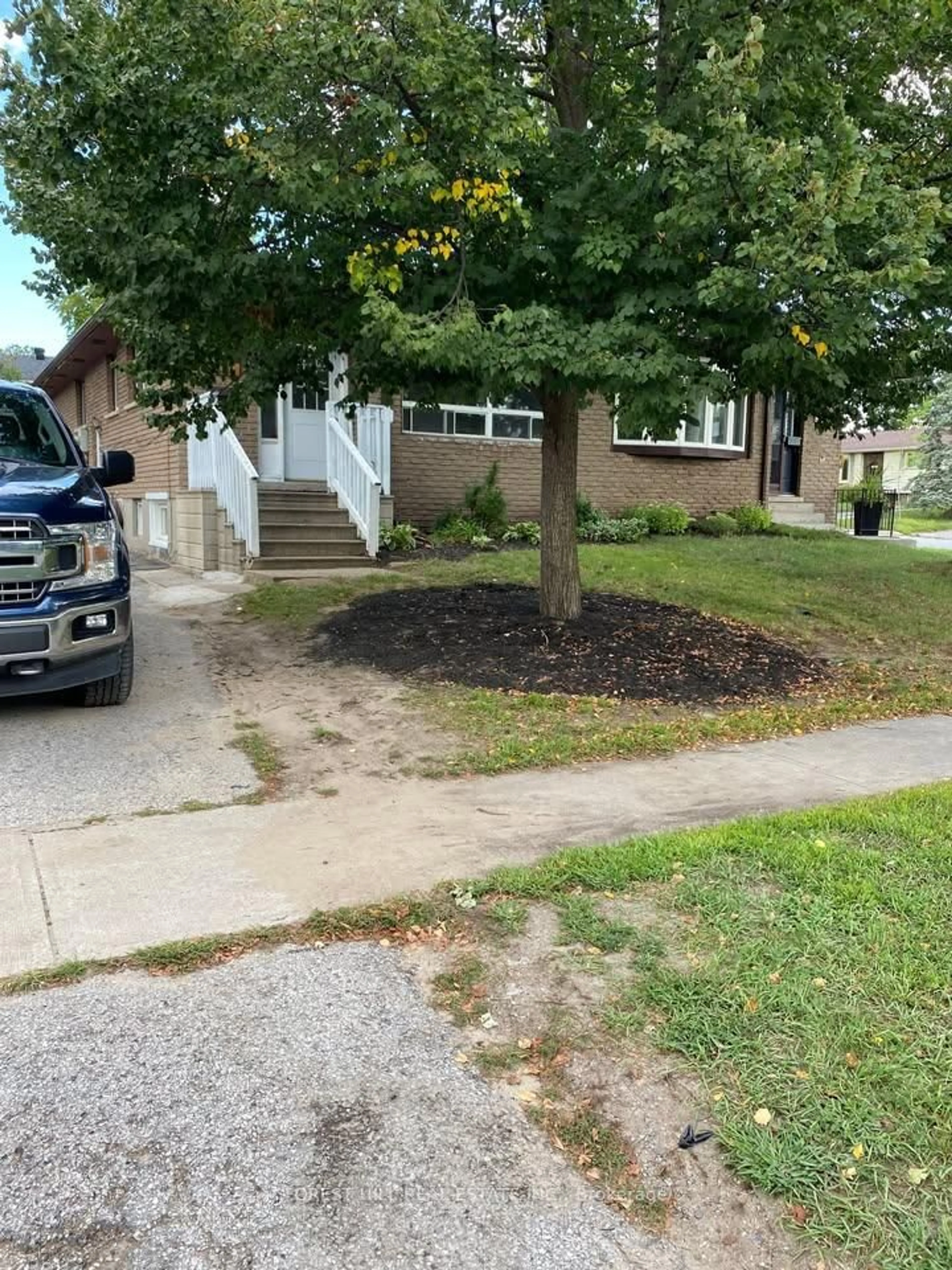 A pic from outside/outdoor area/front of a property/back of a property/a pic from drone, street for 30 Bernick Dr, Barrie Ontario L4M 5J5