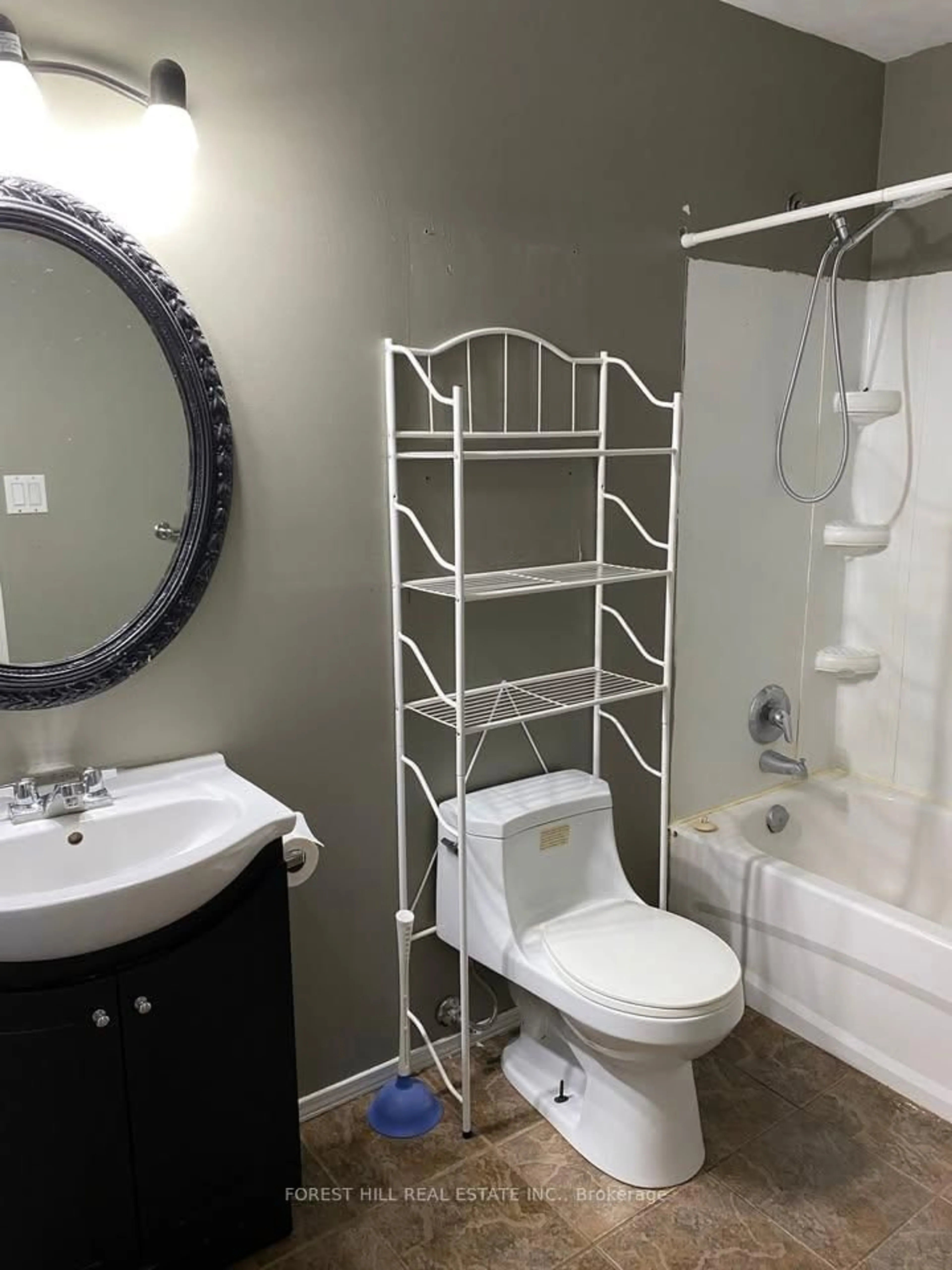 Standard bathroom, ceramic/tile floor for 30 Bernick Dr, Barrie Ontario L4M 5J5