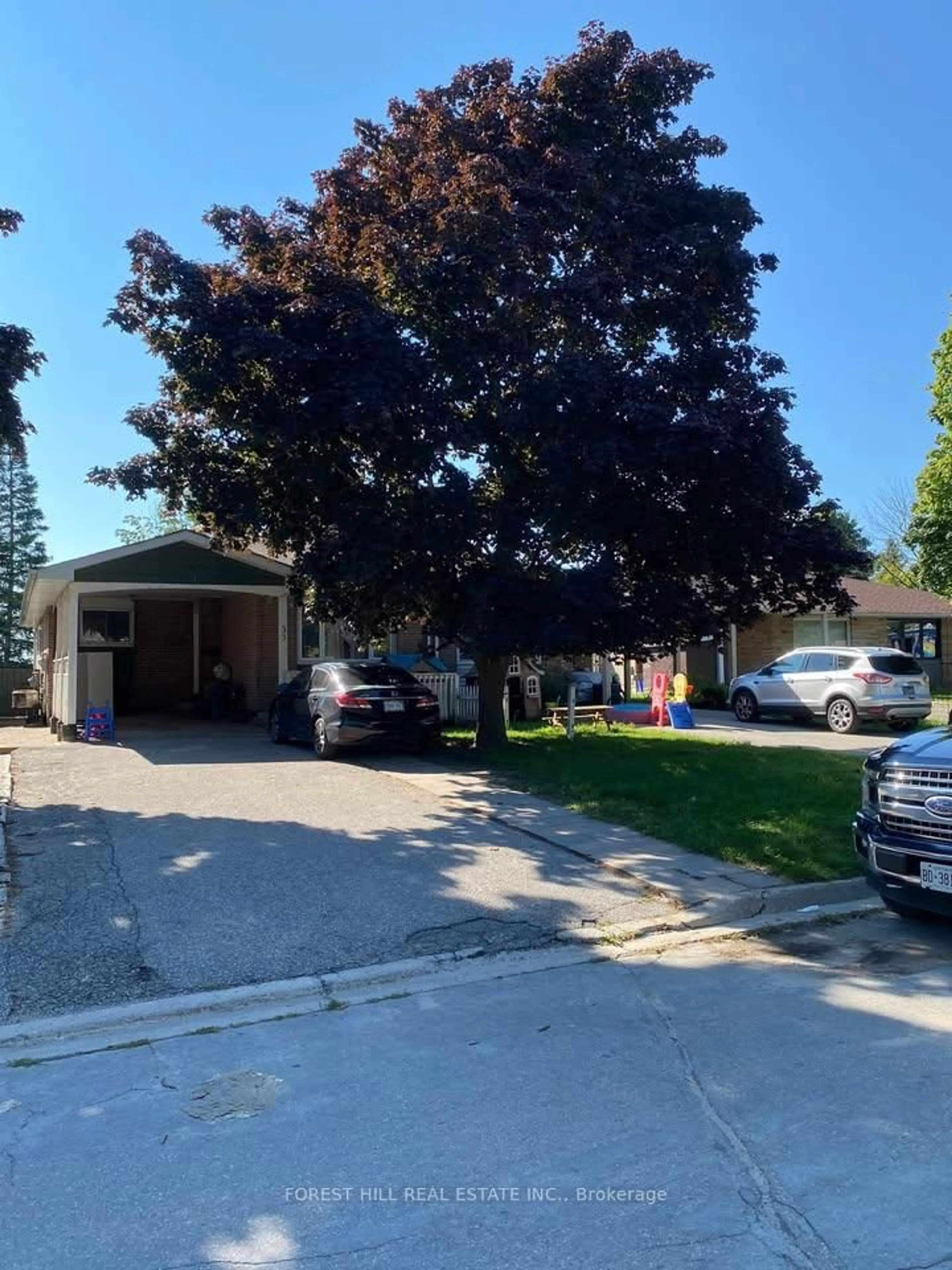 A pic from outside/outdoor area/front of a property/back of a property/a pic from drone, street for 35 Daphne Cres, Barrie Ontario L4M 2Y7