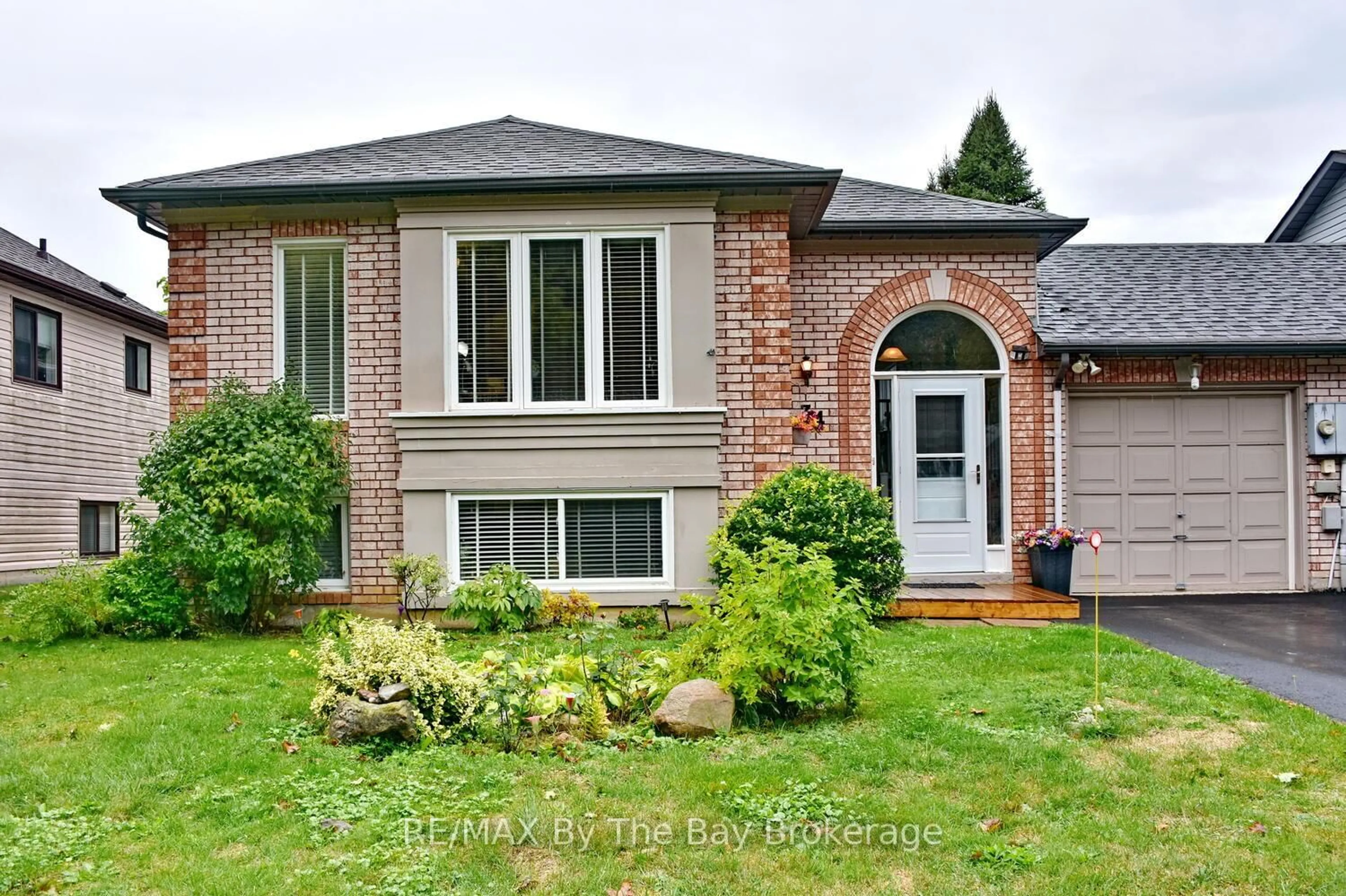 Home with brick exterior material, street for 34 Harbour Cres, Wasaga Beach Ontario L9Z 1G5