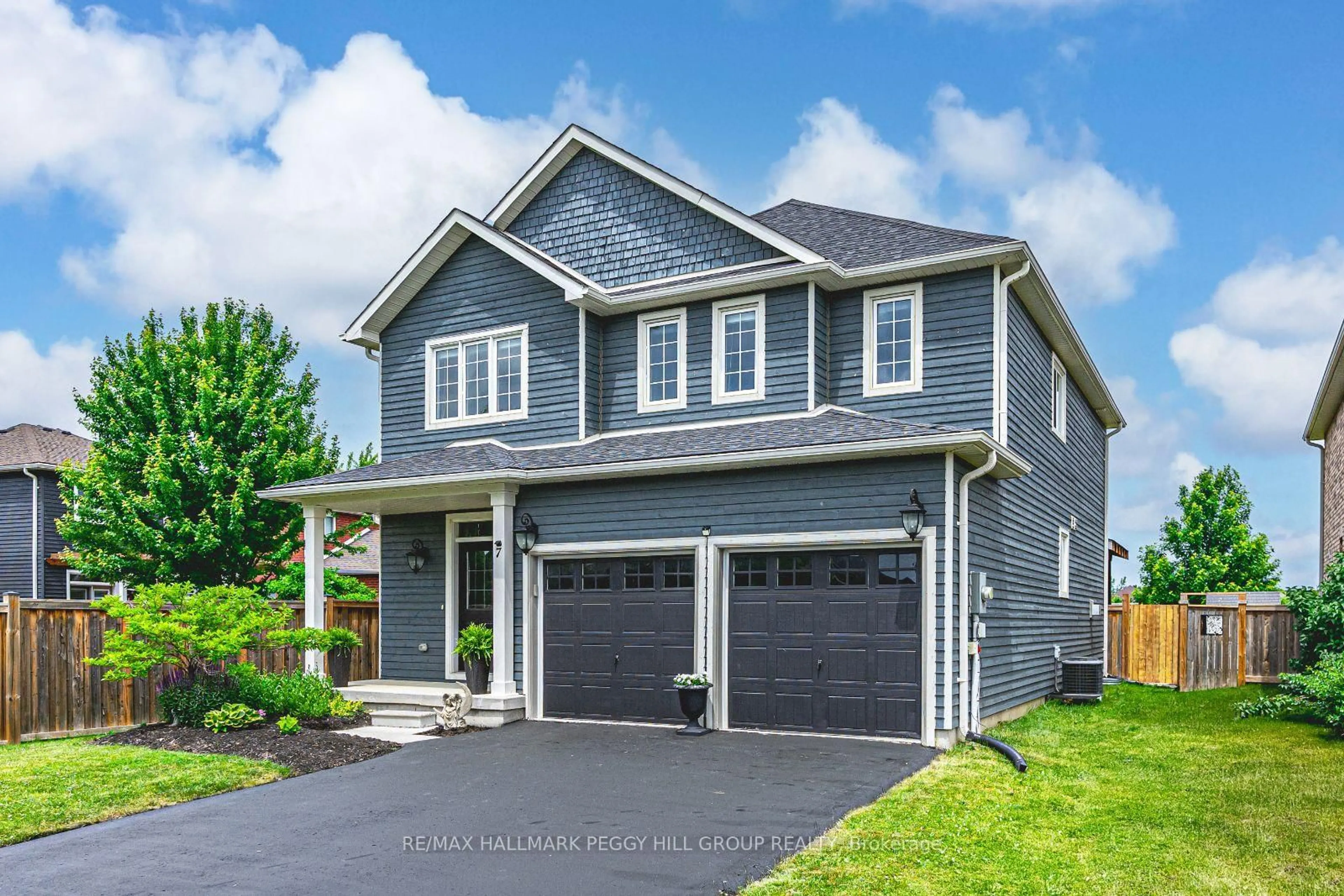 Home with vinyl exterior material, street for 7 Garbutt Cres, Collingwood Ontario L9Y 0H5