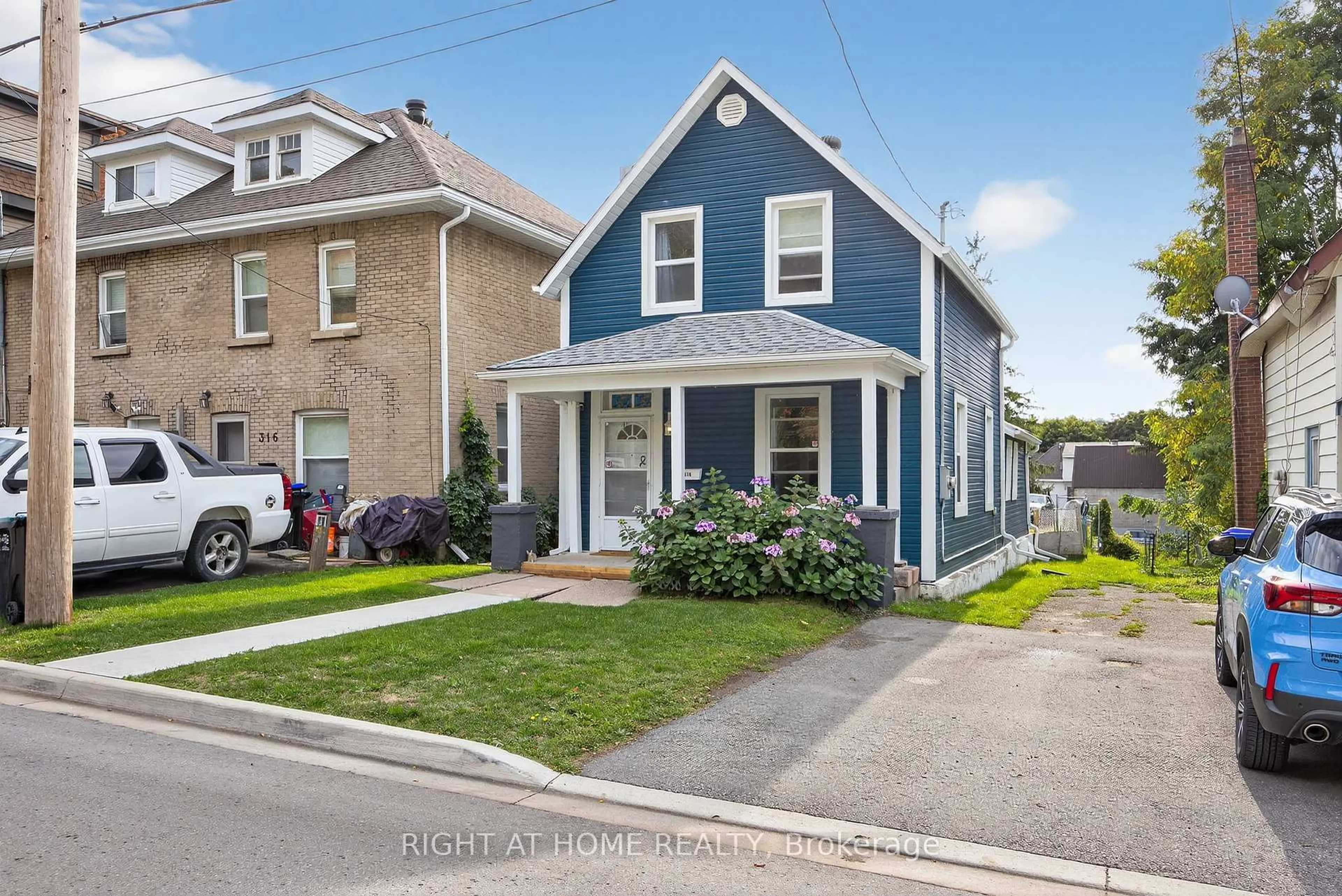 Home with vinyl exterior material, street for 314 Queen St, Midland Ontario L4R 3H4
