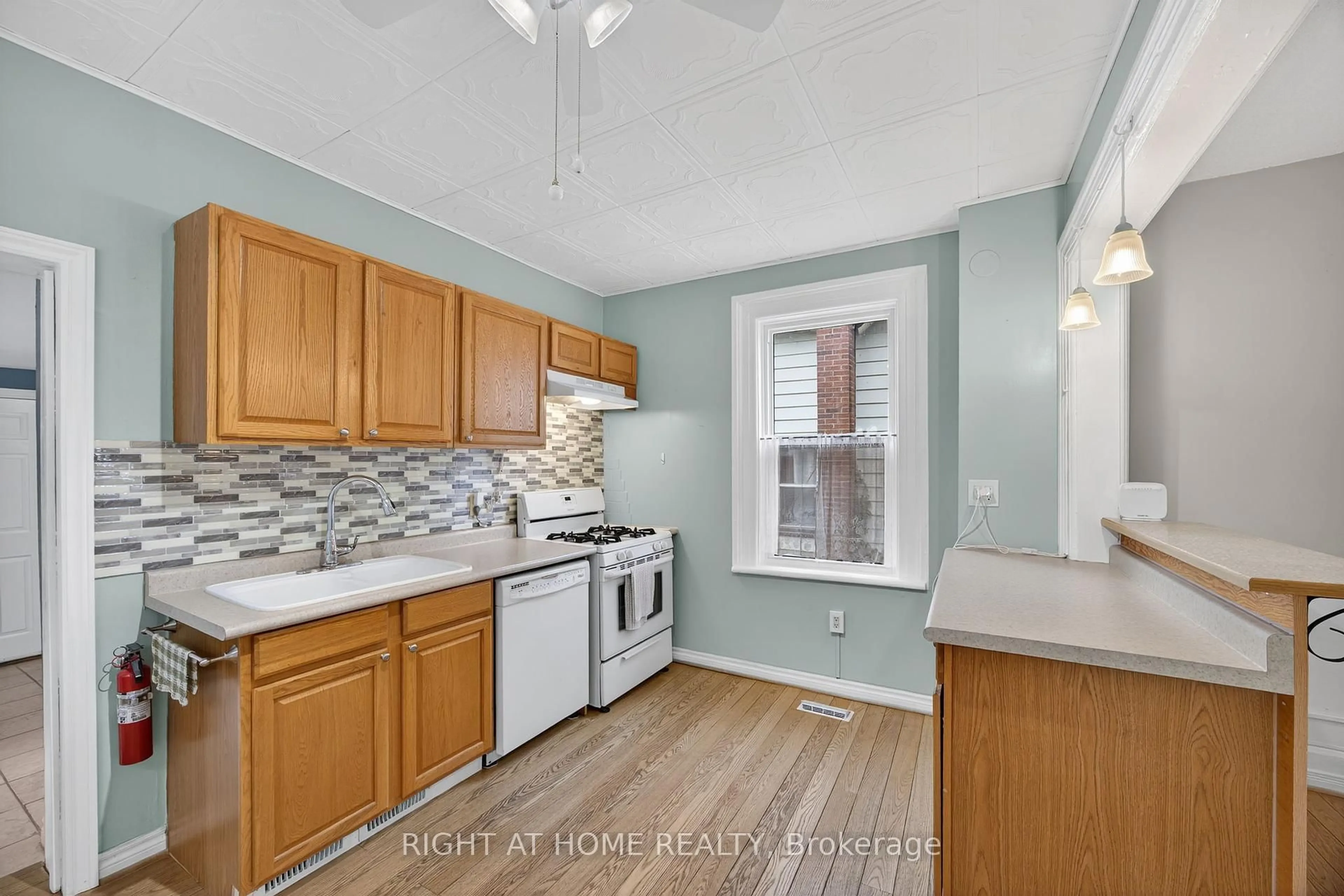 Standard kitchen, unknown for 314 Queen St, Midland Ontario L4R 3H4