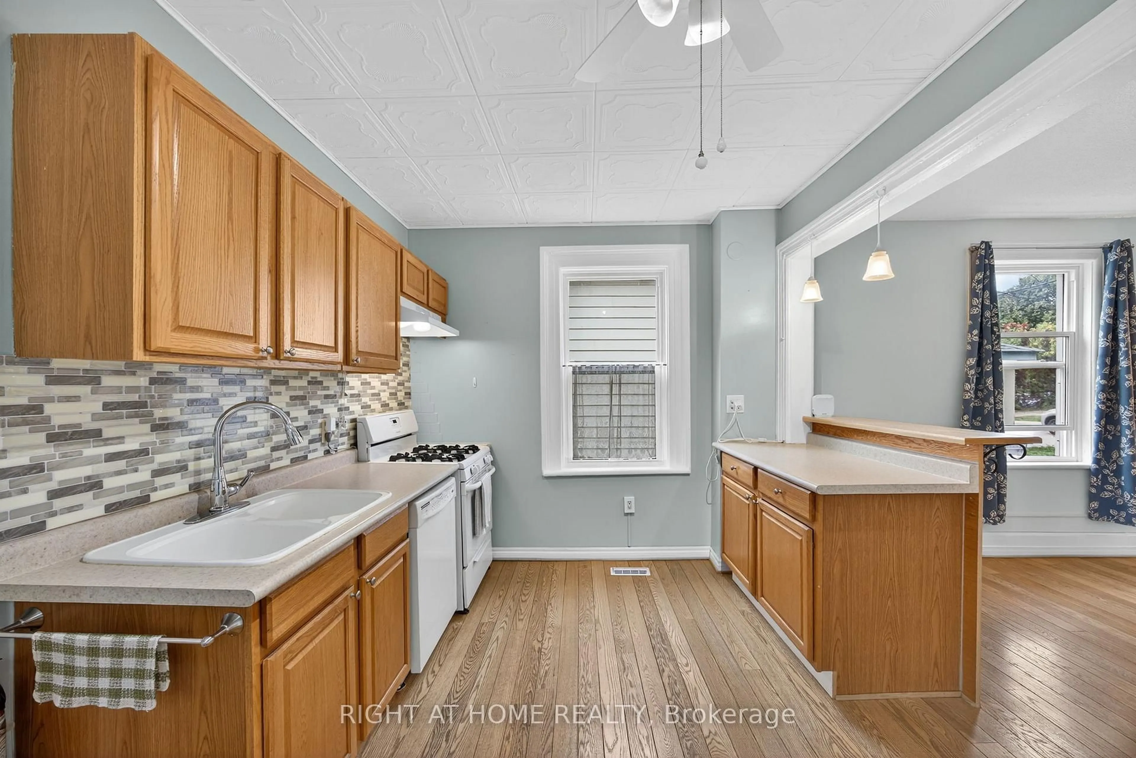 Standard kitchen, unknown for 314 Queen St, Midland Ontario L4R 3H4