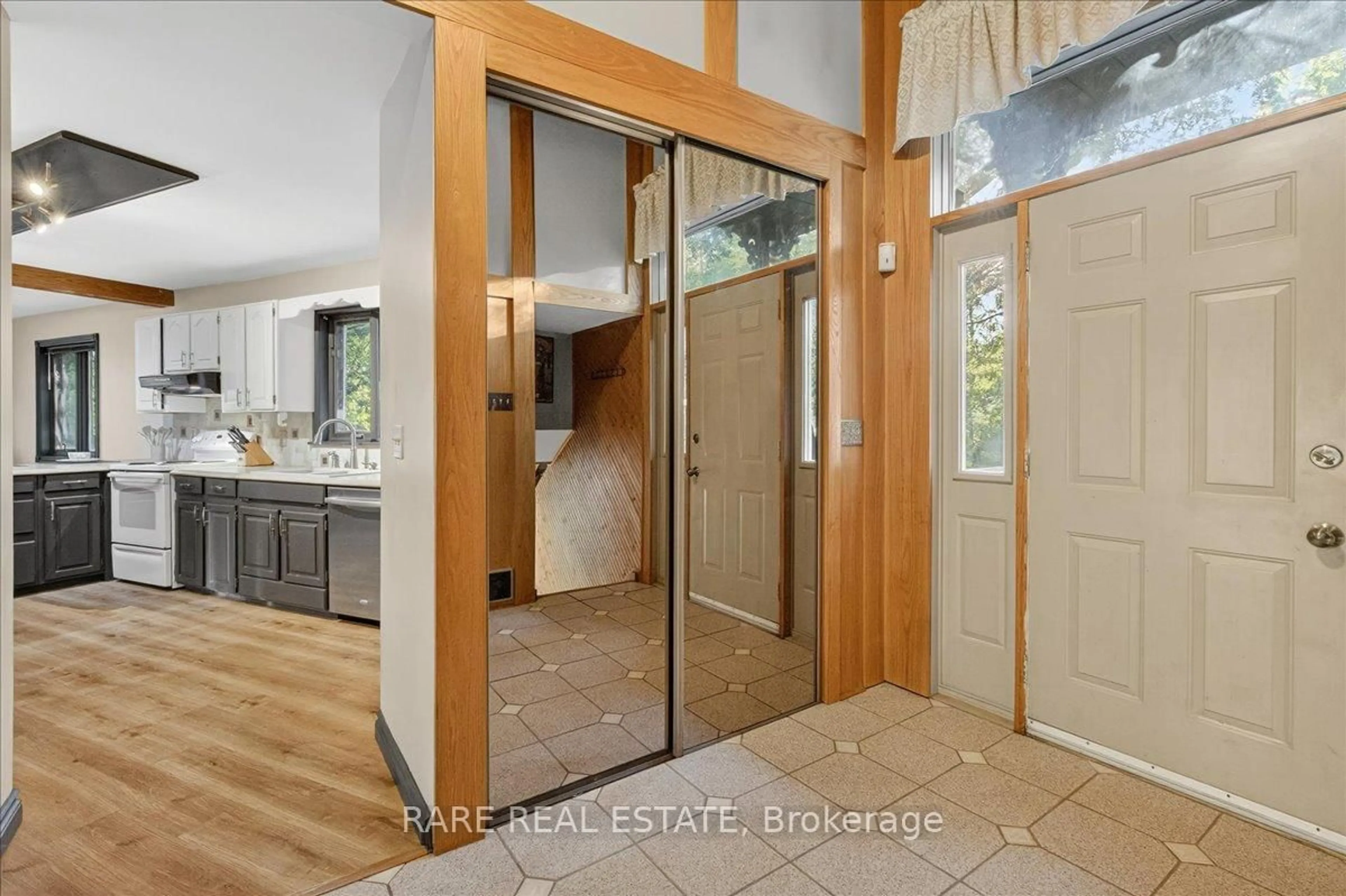 Indoor entryway for 1208 Birchcliffe Cres, Severn Ontario L3V 6H4