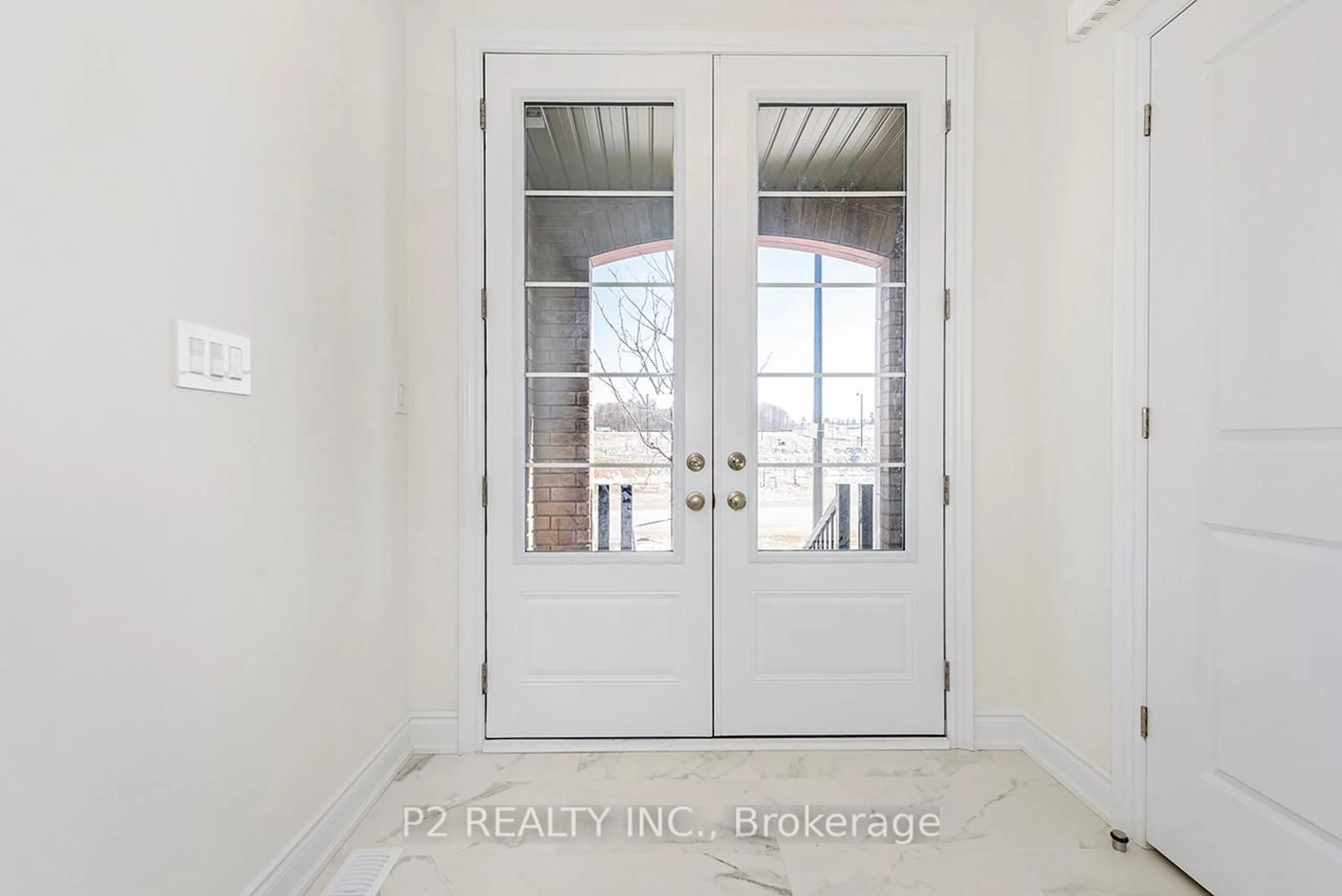 Indoor entryway for 32 Wild Ginger Lane, Springwater Ontario L9X 2E4
