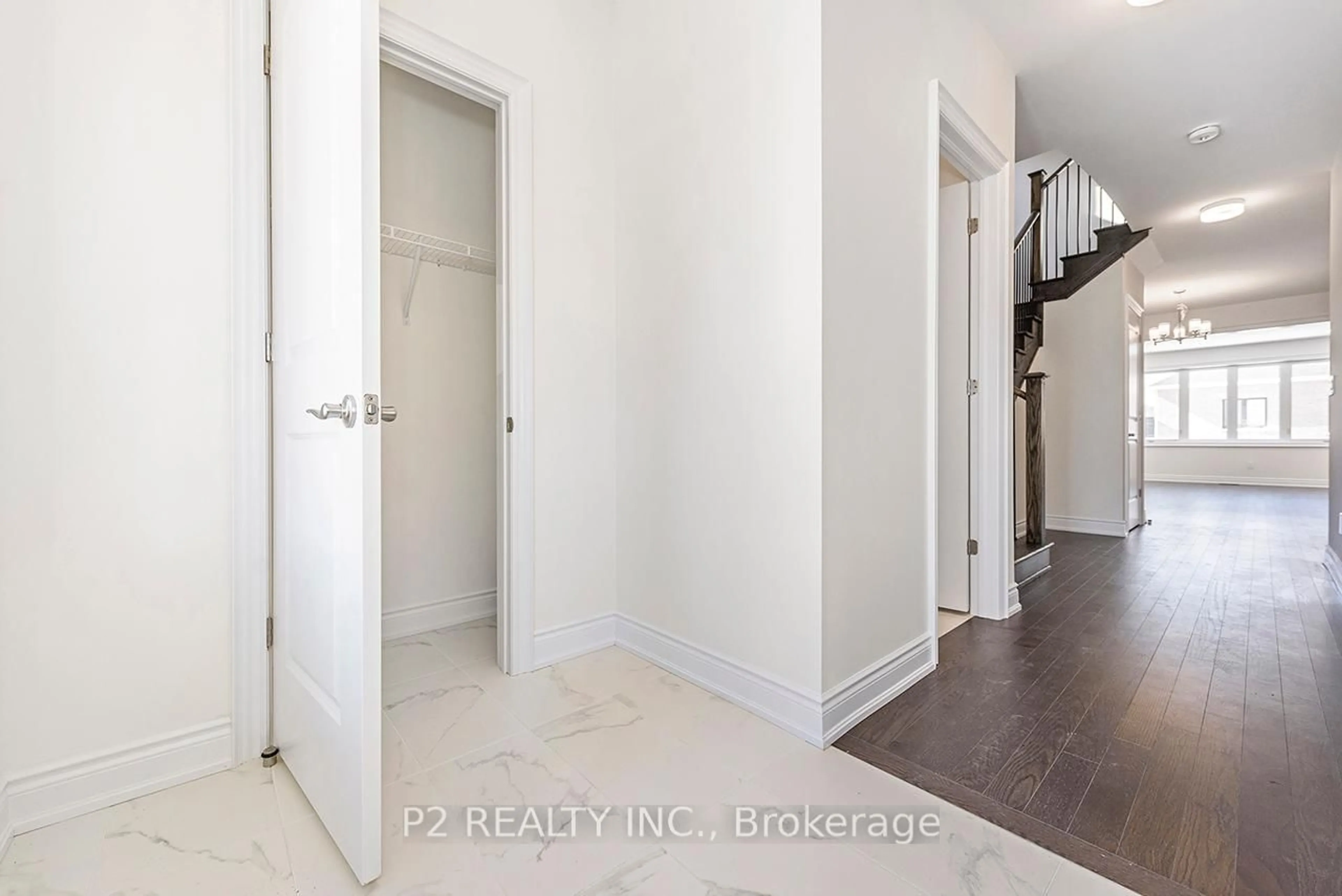 Indoor entryway for 32 Wild Ginger Lane, Springwater Ontario L9X 2E4
