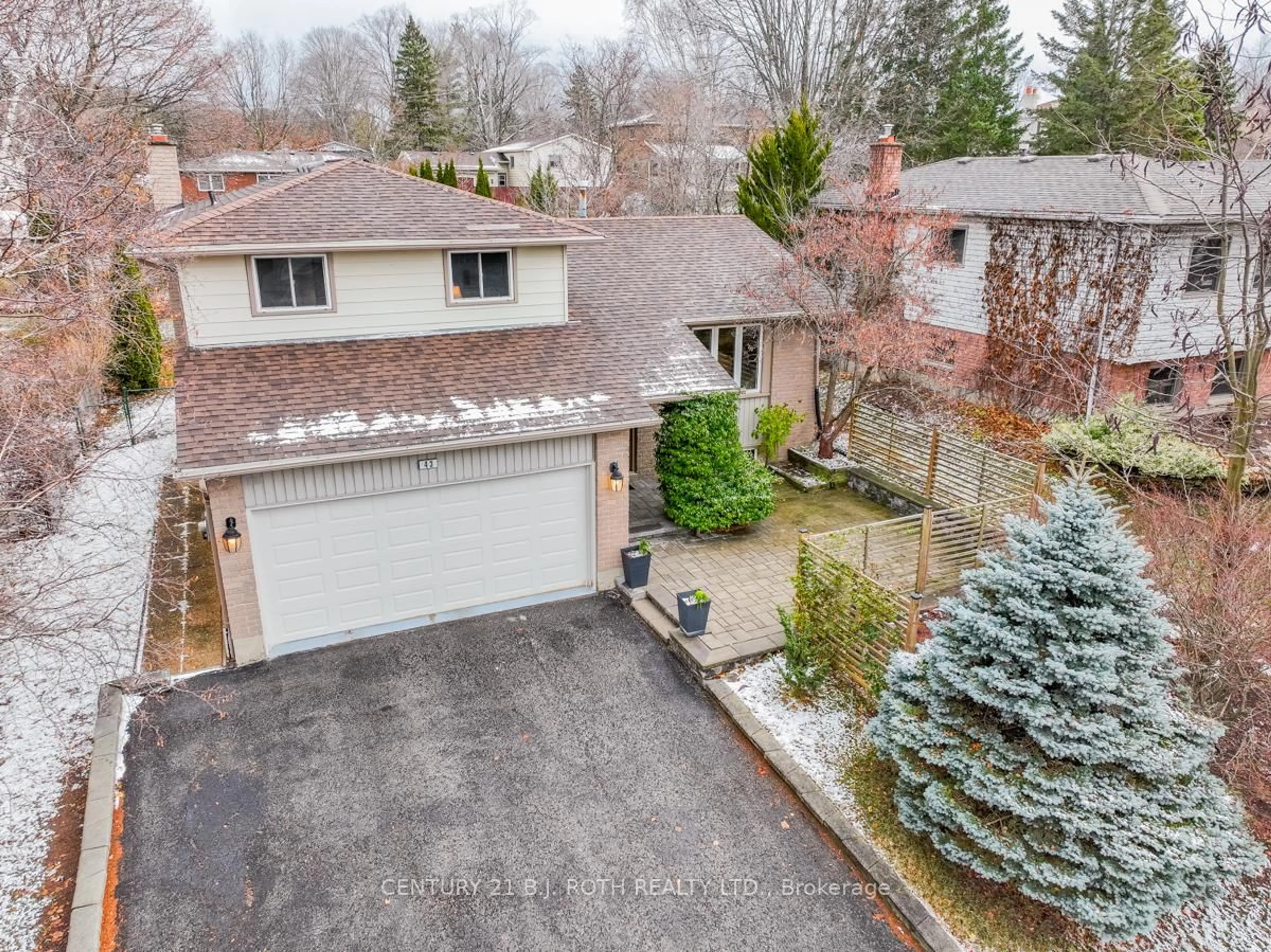 A pic from outside/outdoor area/front of a property/back of a property/a pic from drone, street for 43 Shoreview Dr, Barrie Ontario L4M 1G2