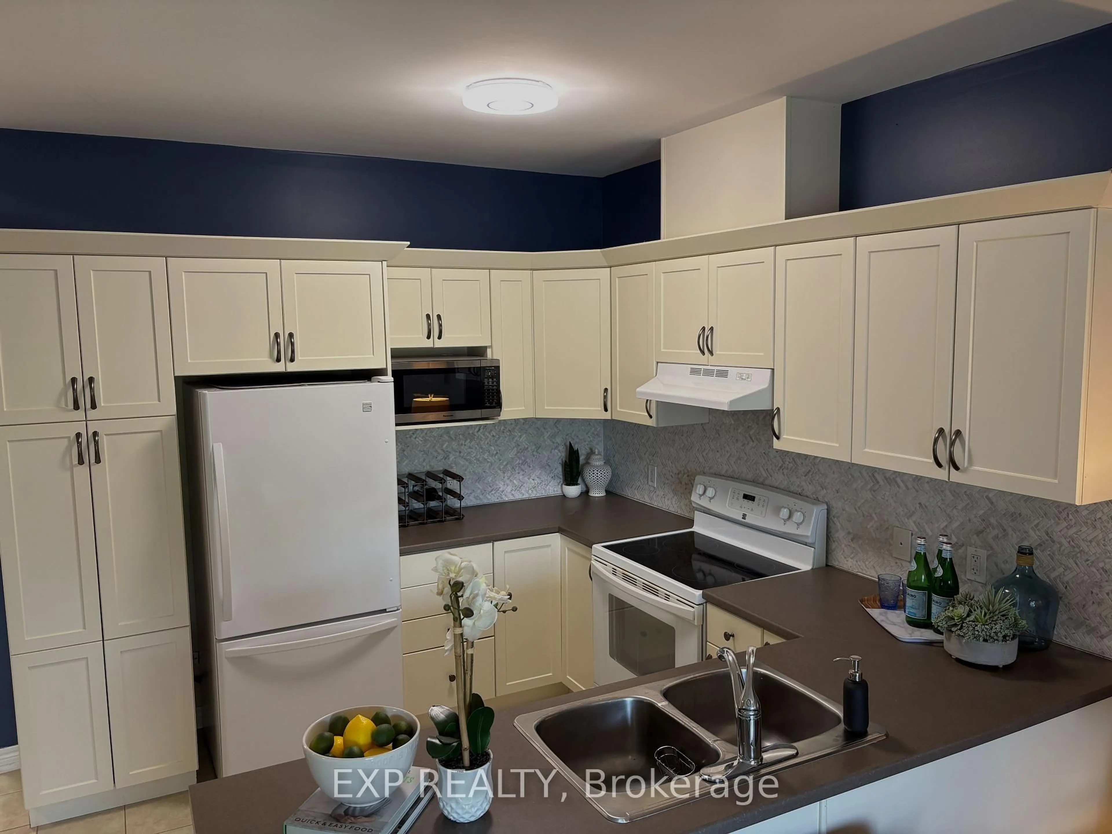Standard kitchen, unknown for 1 Chamberlain Cres #102, Collingwood Ontario L9Y 0E3