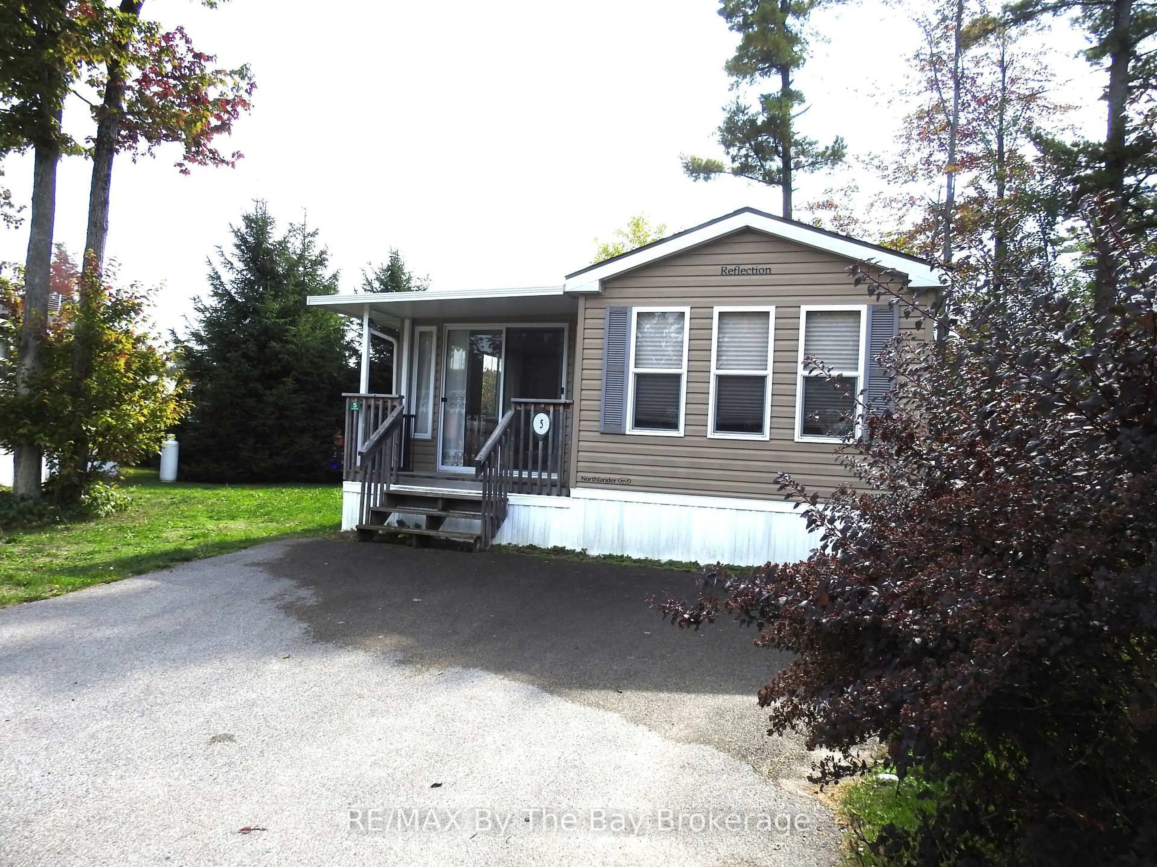 Home with vinyl exterior material, street for 5 Nipigon Circ, Wasaga Beach Ontario L9Z 1X7