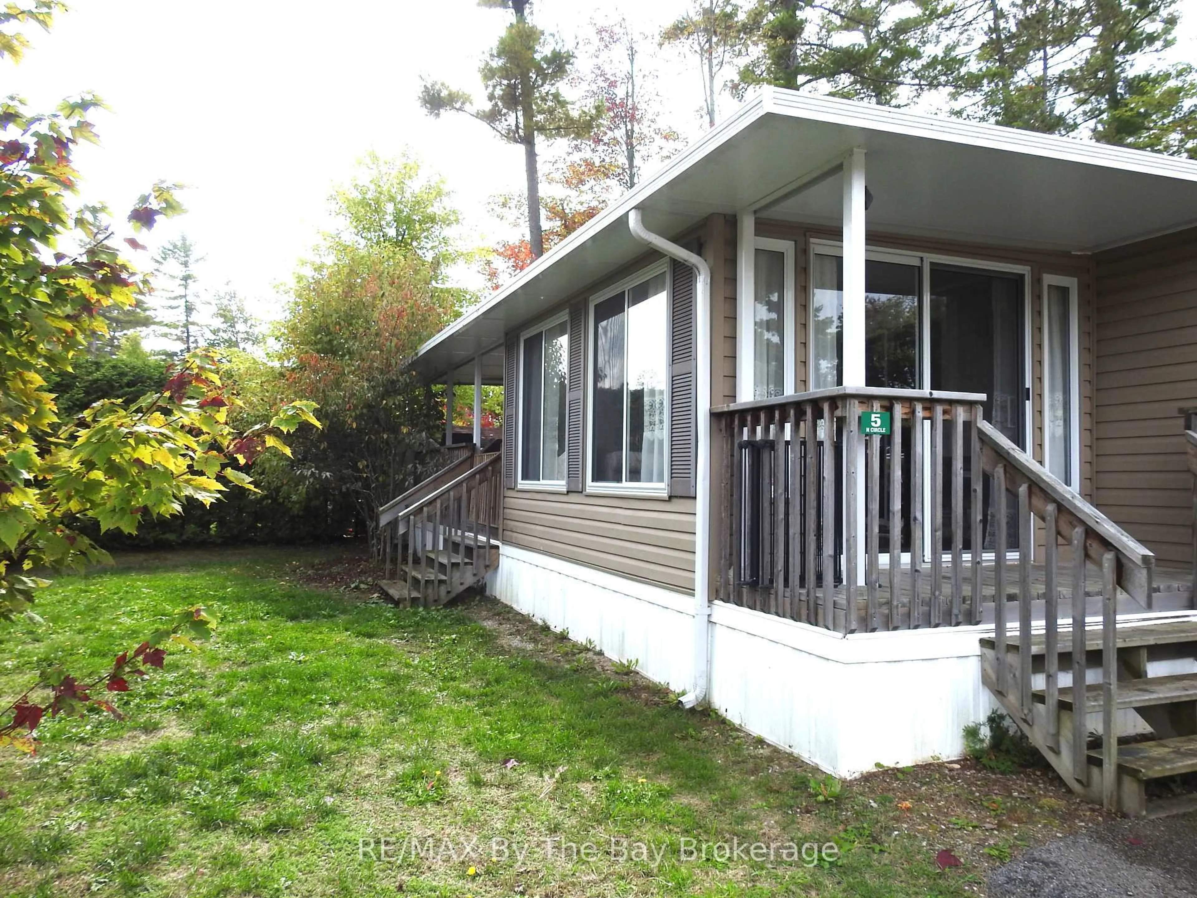 Home with vinyl exterior material, unknown for 5 Nipigon Circ, Wasaga Beach Ontario L9Z 1X7