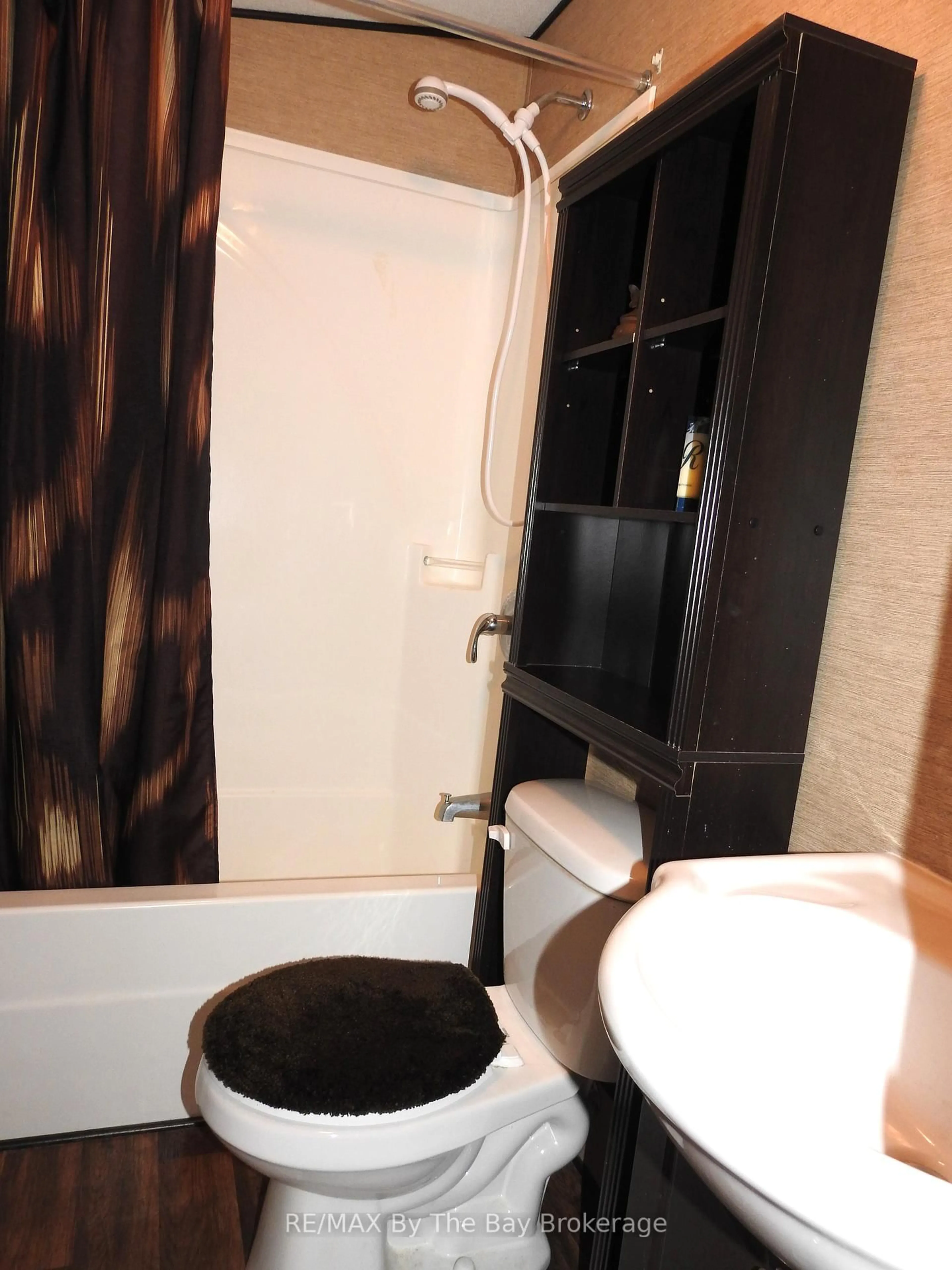 Standard bathroom, floor is not visible for 5 Nipigon Circ, Wasaga Beach Ontario L9Z 1X7