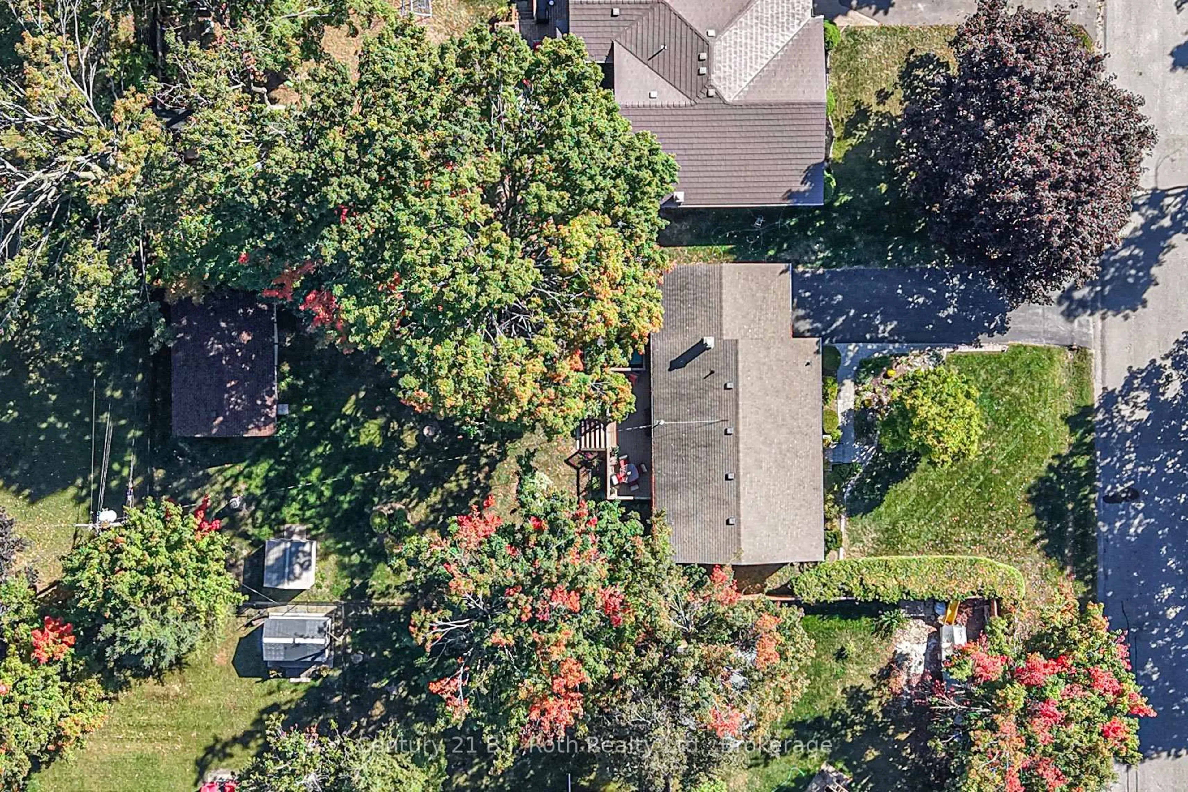 A pic from outside/outdoor area/front of a property/back of a property/a pic from drone, unknown for 262 Lawrence Ave, Orillia Ontario L3V 5M4