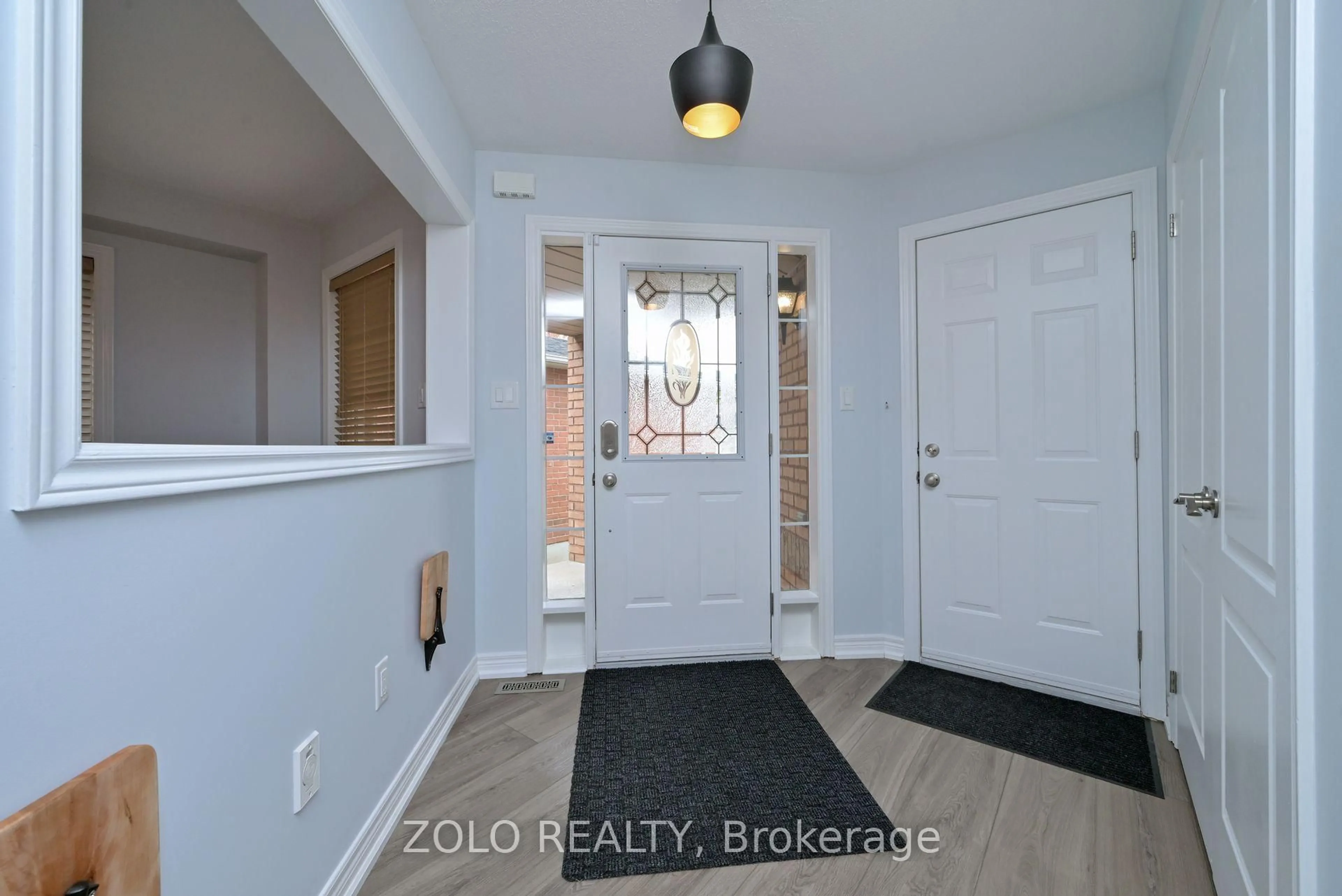 Indoor entryway for 51 Catherine Dr, Barrie Ontario L4N 0H1