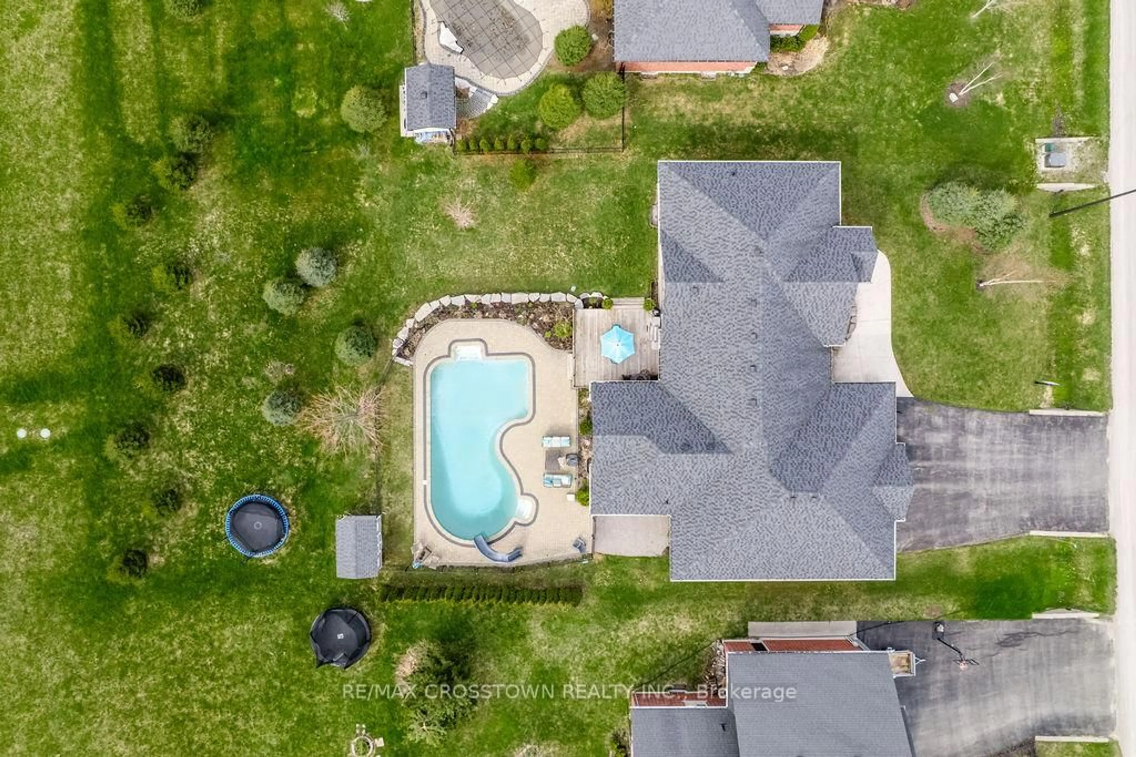 A pic from outside/outdoor area/front of a property/back of a property/a pic from drone, unknown for 25 MENNILL Dr, Springwater Ontario L0L 1Y3