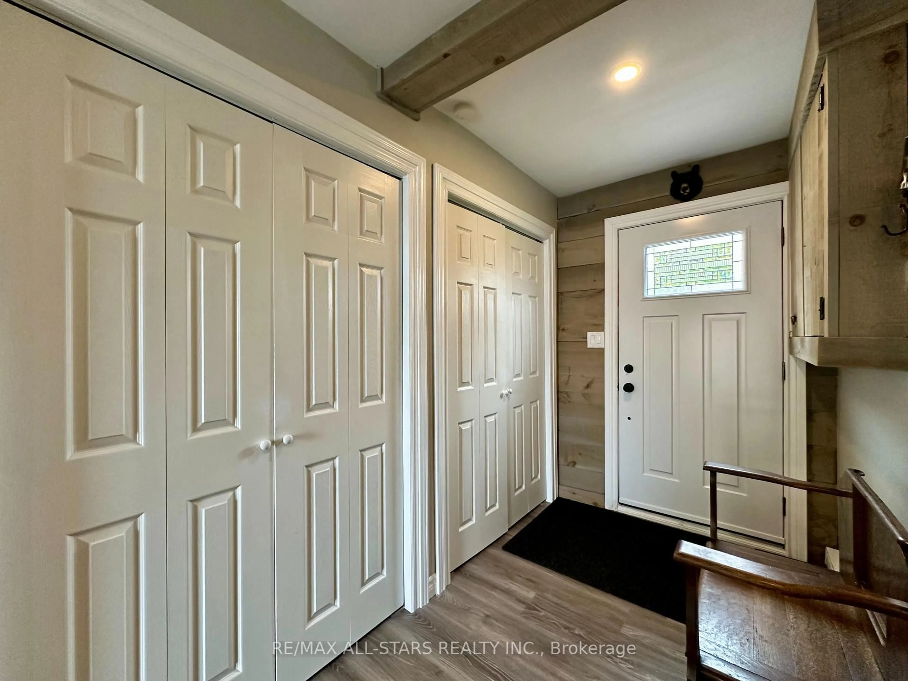 Indoor entryway for 1054 Sylvan Glen Dr, Ramara Ontario L0K 1B0
