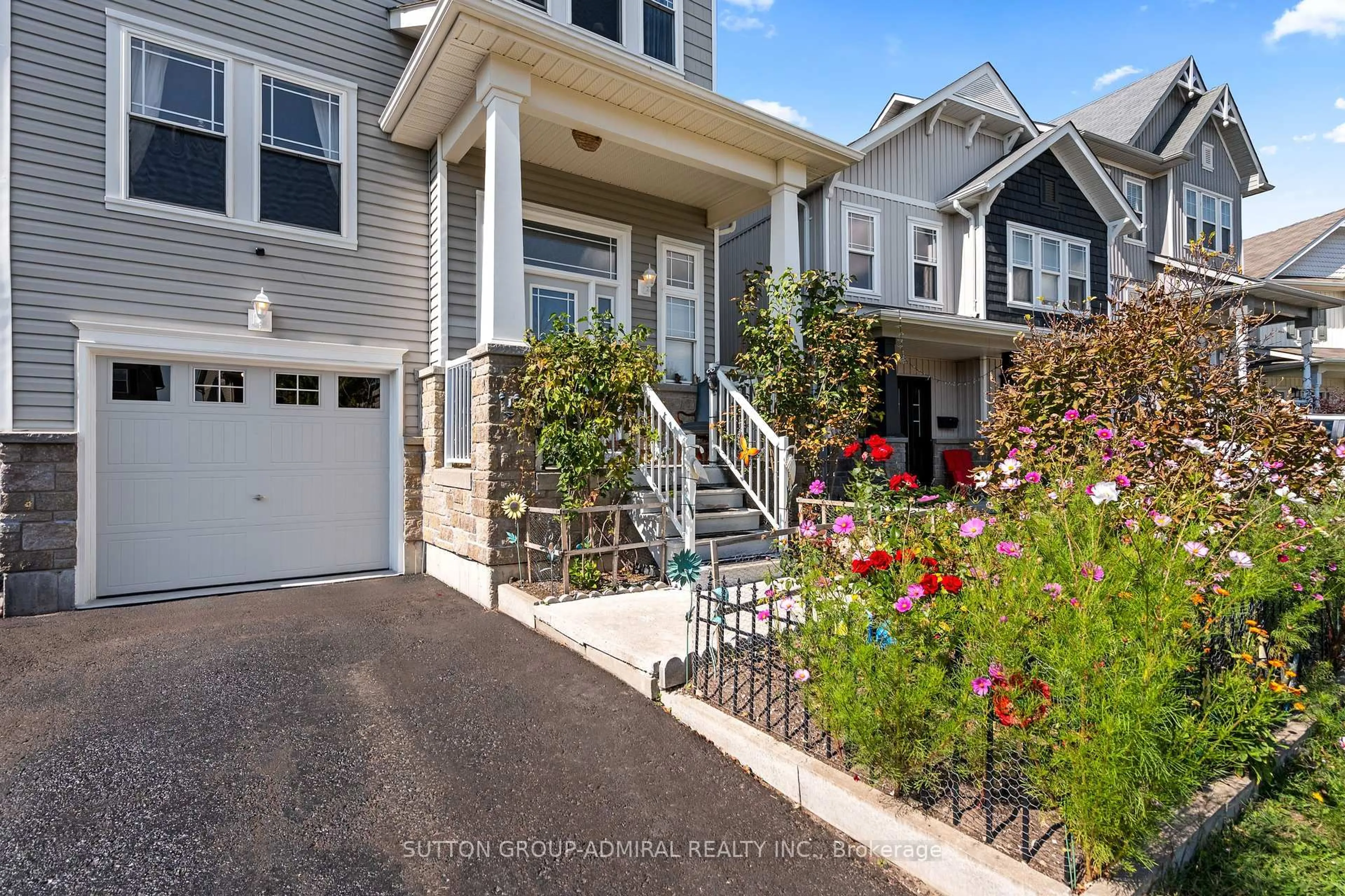 Home with vinyl exterior material, street for 54 Pearl Dr, Orillia Ontario L3V 0A5