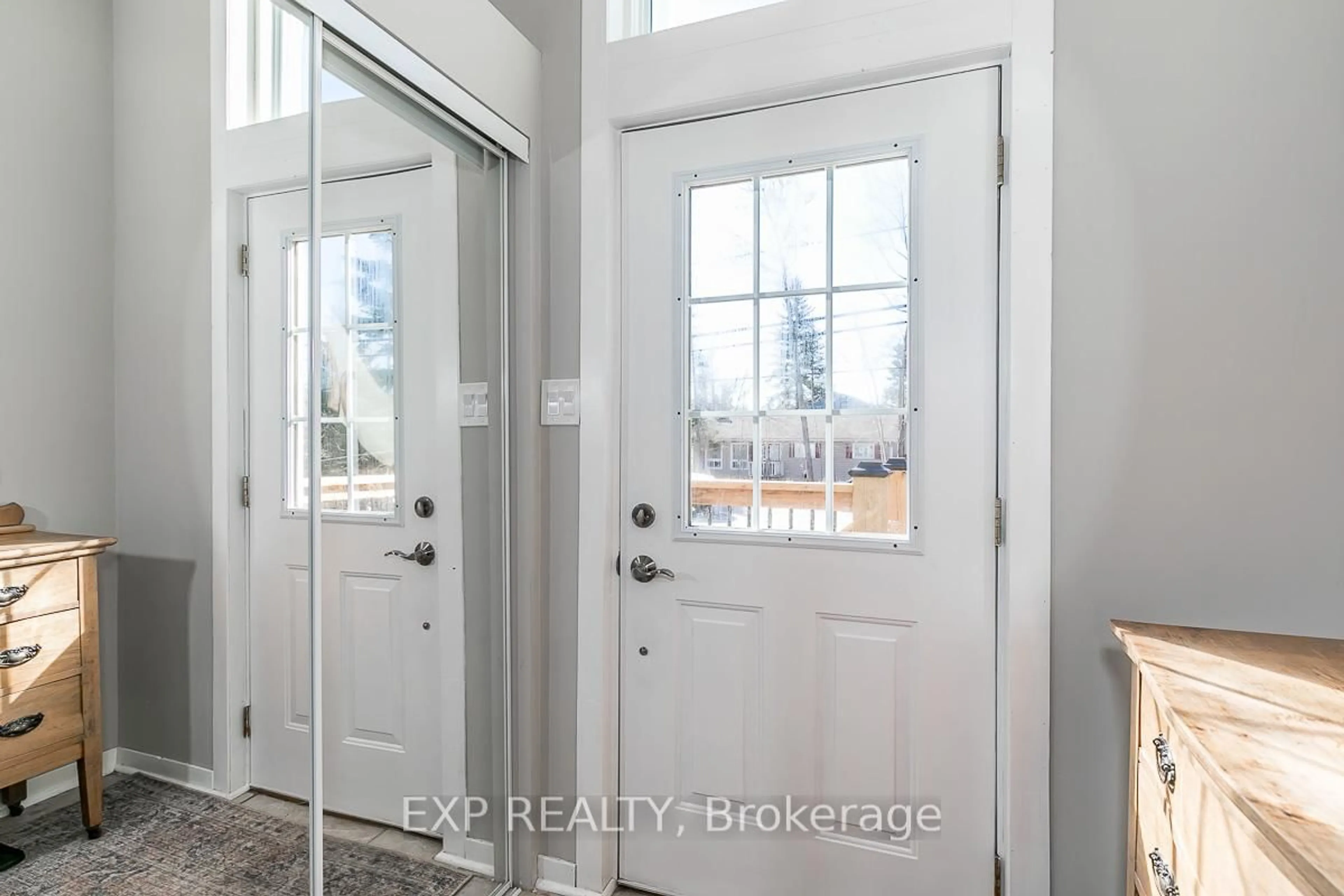 Indoor entryway for 3152 MOSLEY St, Wasaga Beach Ontario L9Z 1V6