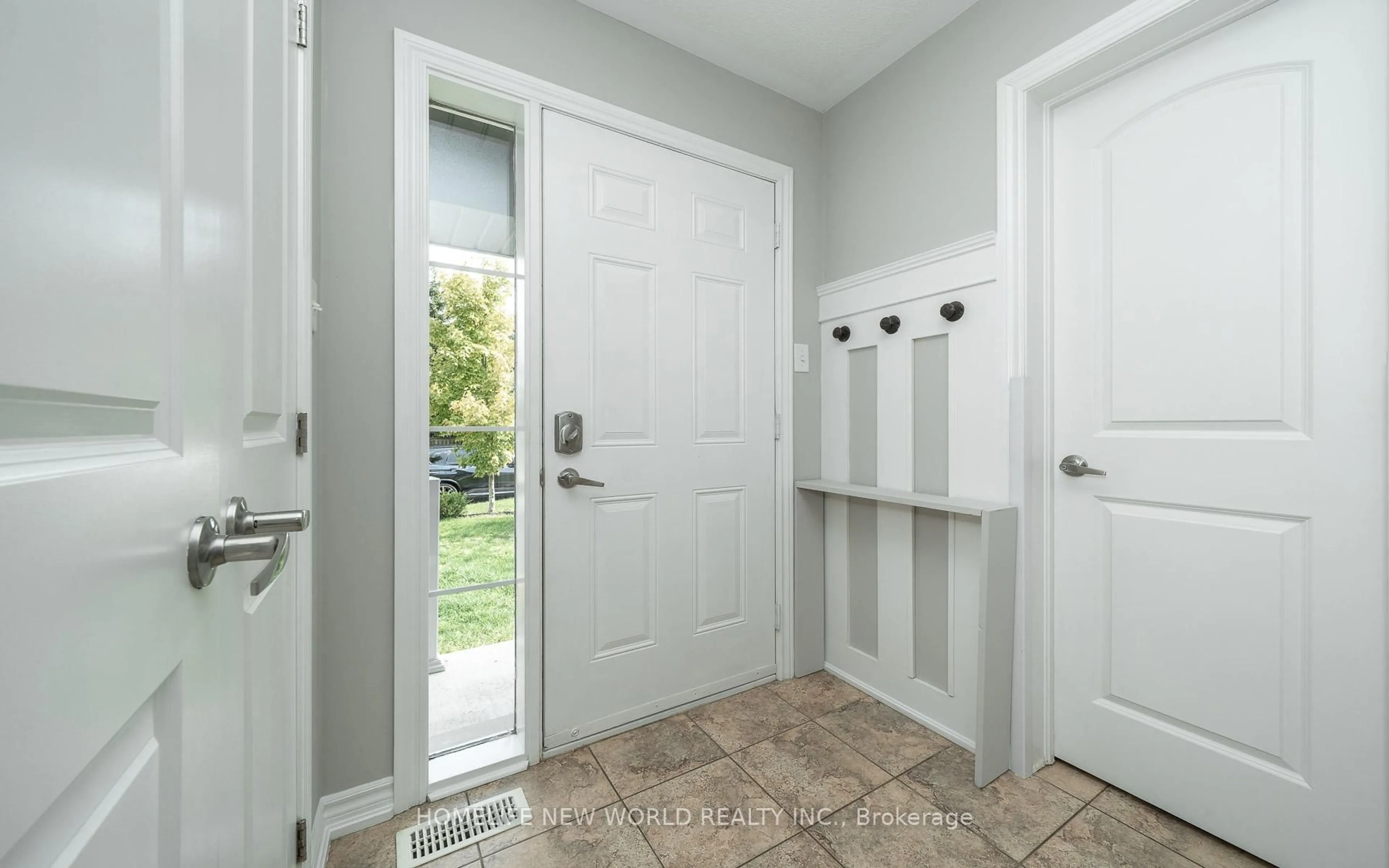 Indoor entryway for 81 White Cres, Barrie Ontario L4N 5Z9