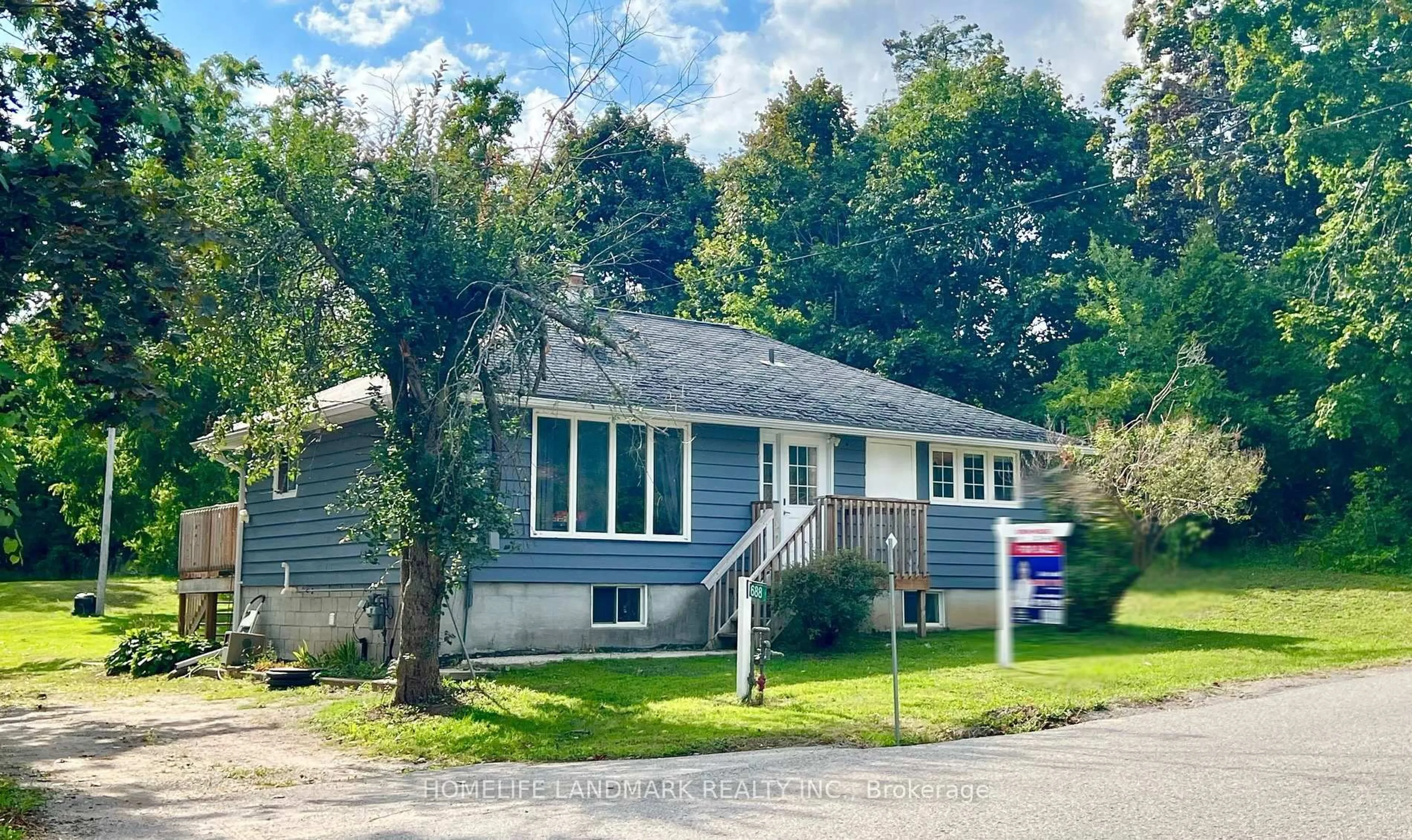 Home with vinyl exterior material, street for 688 7th Line, Oro-Medonte Ontario L0L 2E0