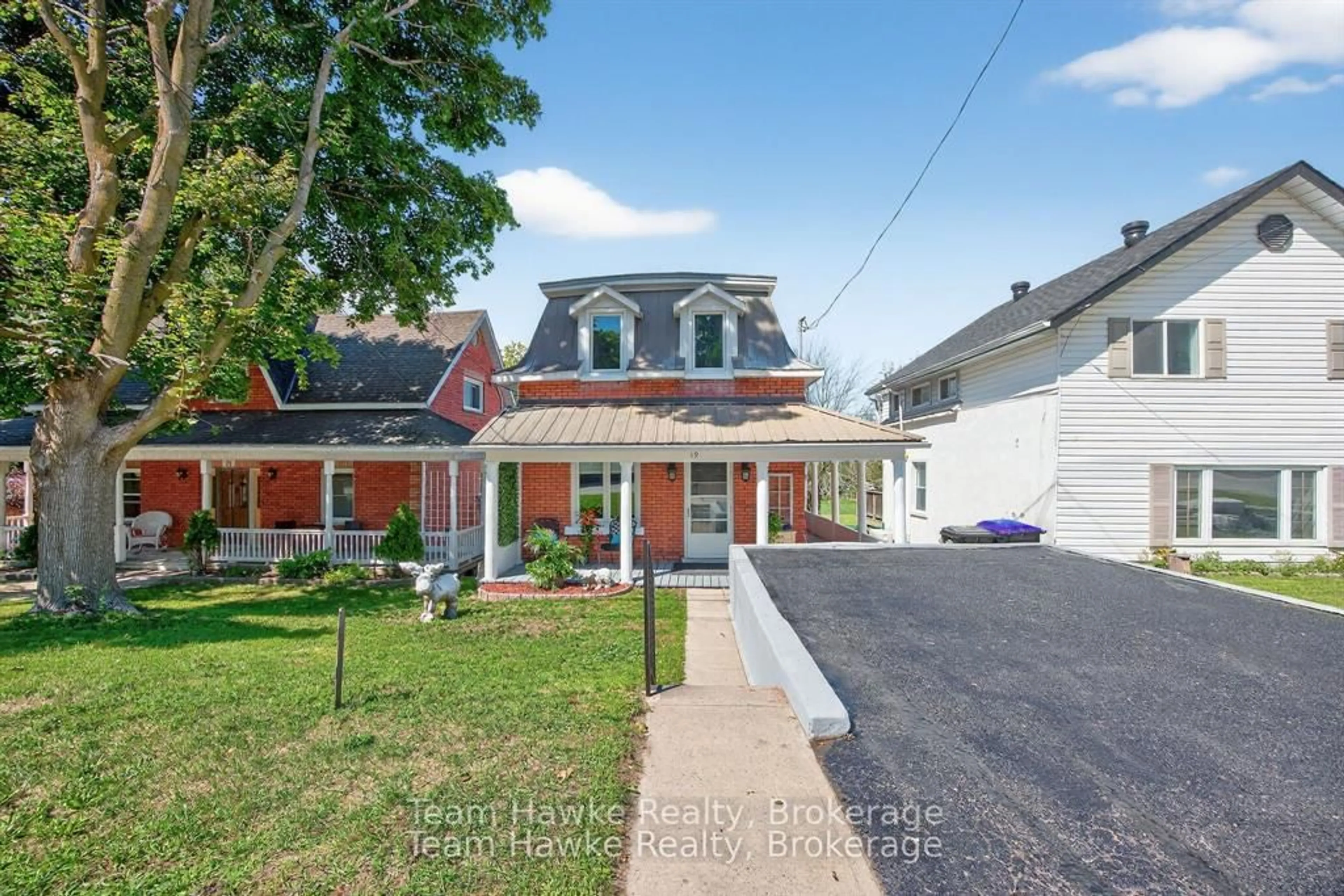 A pic from outside/outdoor area/front of a property/back of a property/a pic from drone, street for 19 Water St, Penetanguishene Ontario L9M 1M8