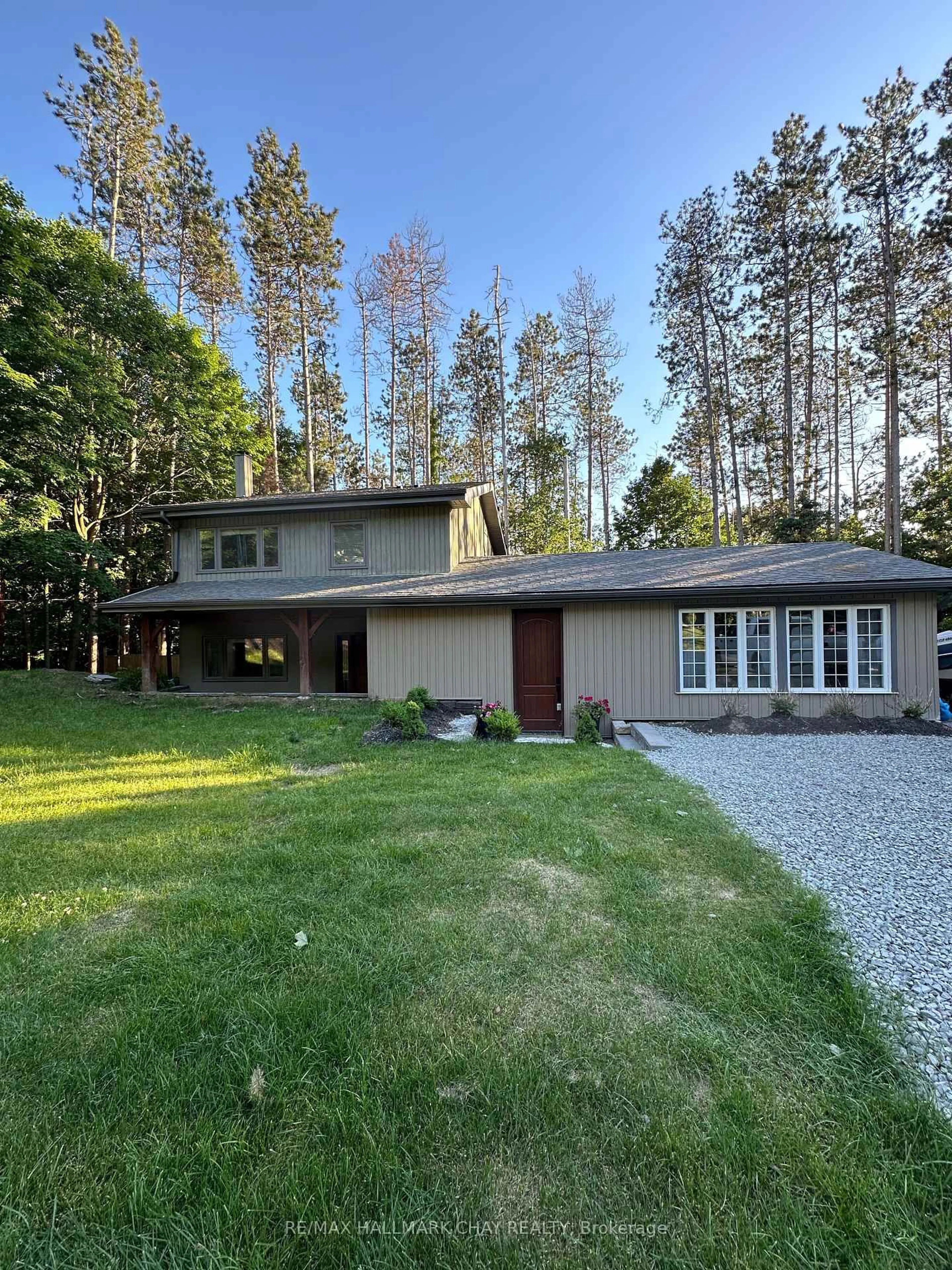 Home with vinyl exterior material, street for 1 Pine Spring, Oro-Medonte Ontario L4M 4Y8