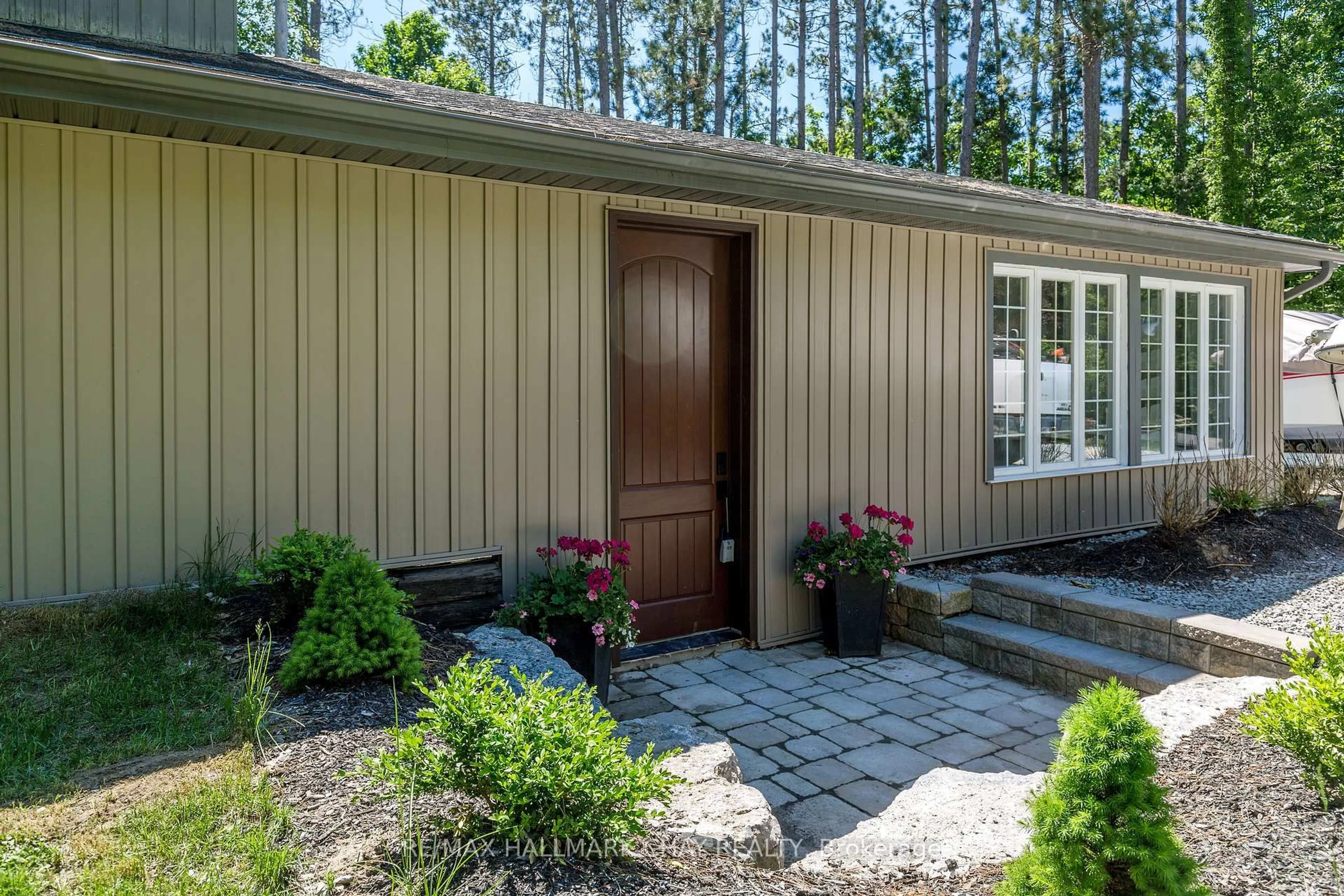 Home with vinyl exterior material, street for 1 Pine Spring, Oro-Medonte Ontario L4M 4Y8
