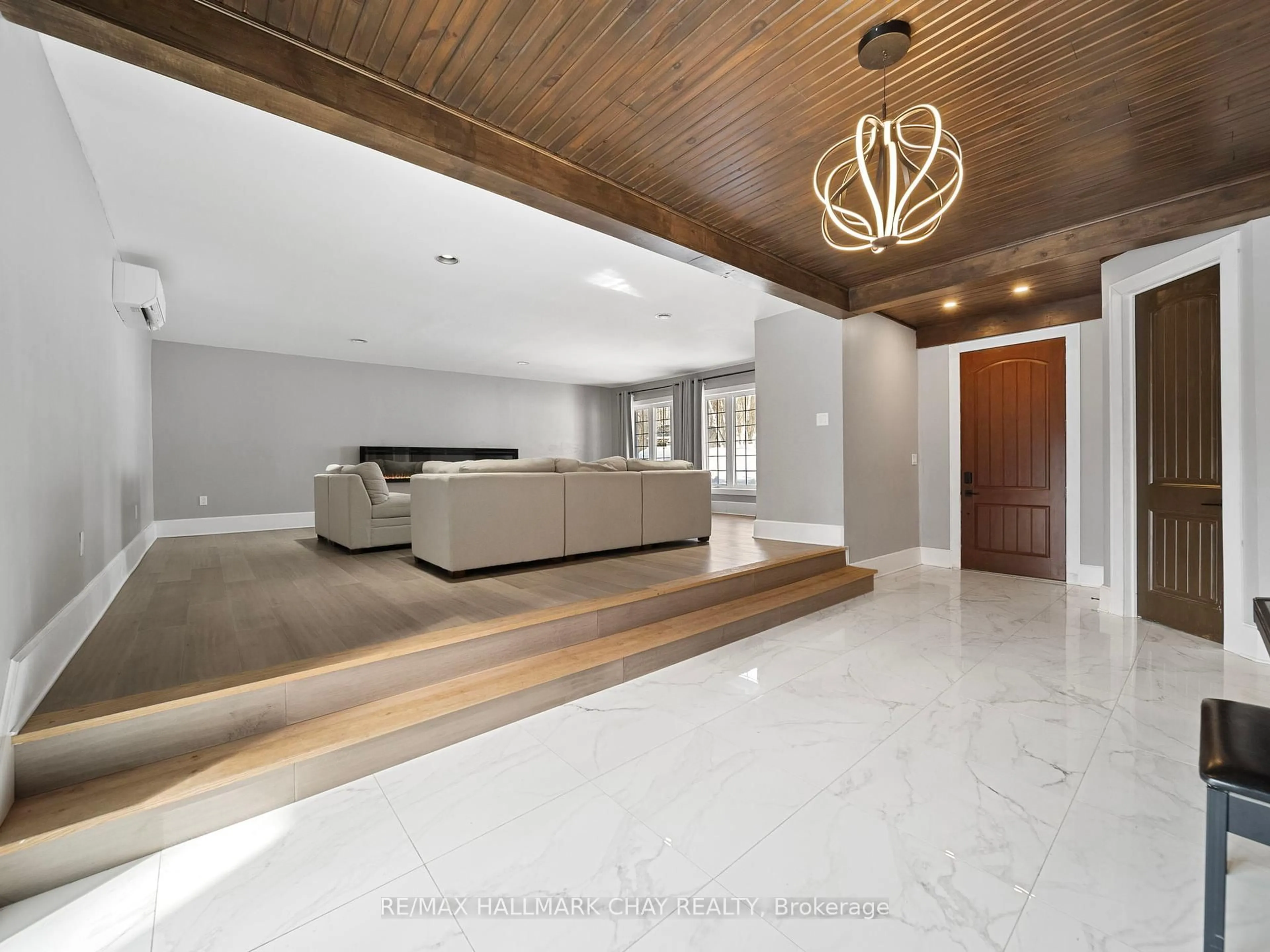 Indoor foyer for 1 Pine Spring, Oro-Medonte Ontario L4M 4Y8