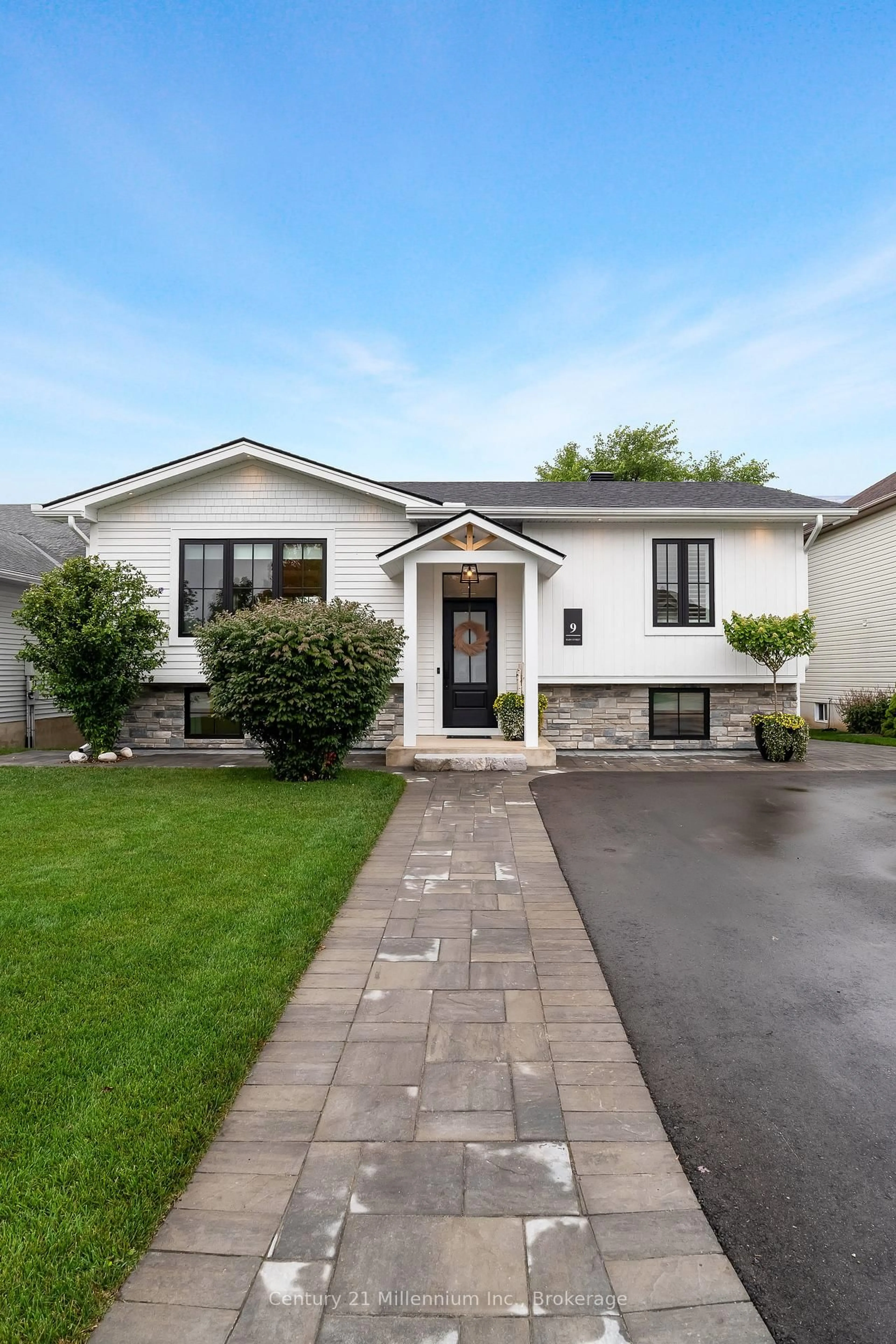 Home with vinyl exterior material, street for 9 Bush St, Collingwood Ontario L9Y 4S9