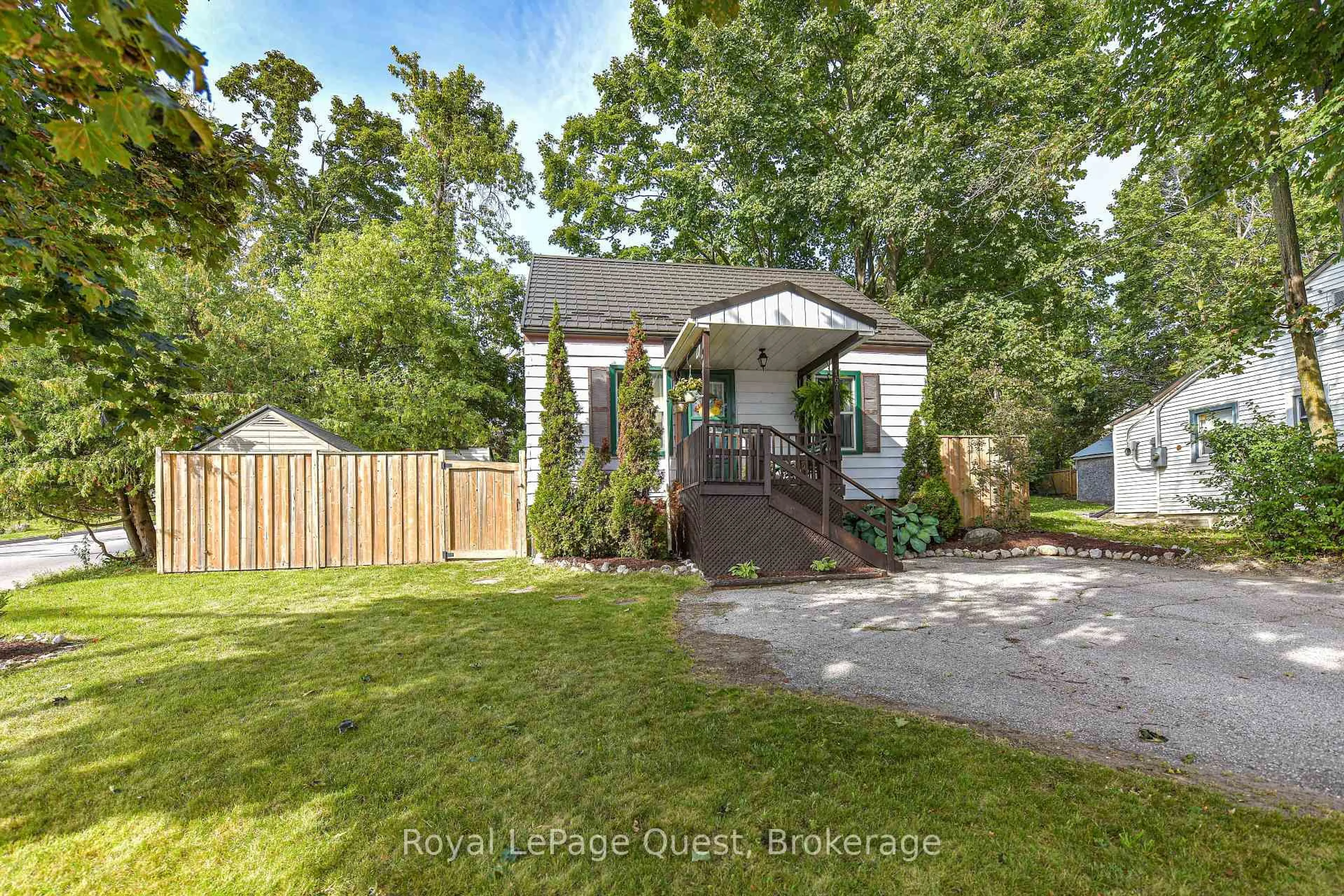 A pic from outside/outdoor area/front of a property/back of a property/a pic from drone, street for 167 Memorial Ave, Orillia Ontario L3V 5X5