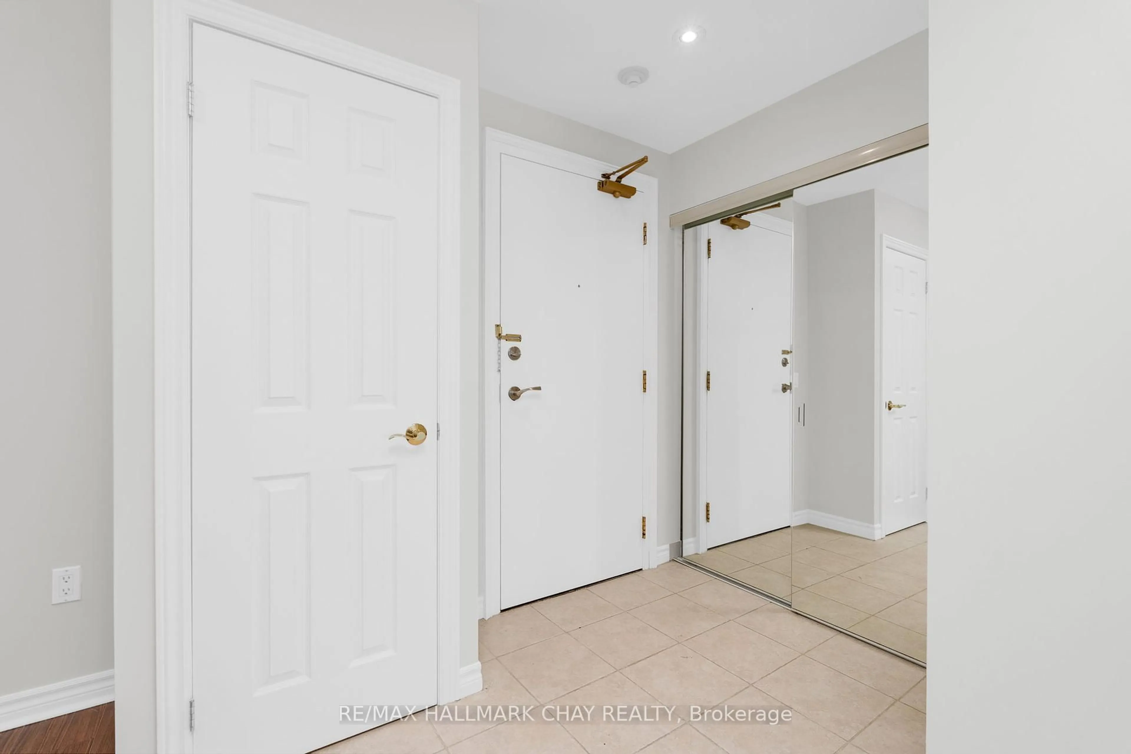 Indoor entryway for 6 Toronto St #305, Barrie Ontario L4N 9R2
