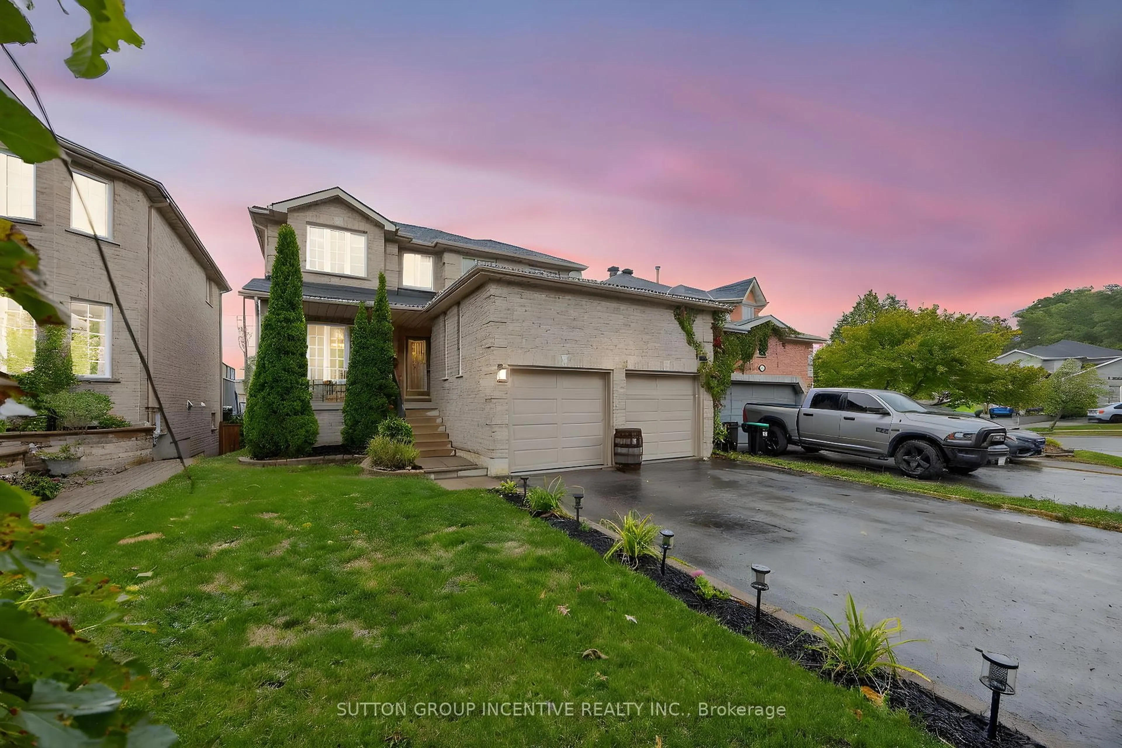A pic from outside/outdoor area/front of a property/back of a property/a pic from drone, street for 4 Dunnett Dr, Barrie Ontario L4N 0H8