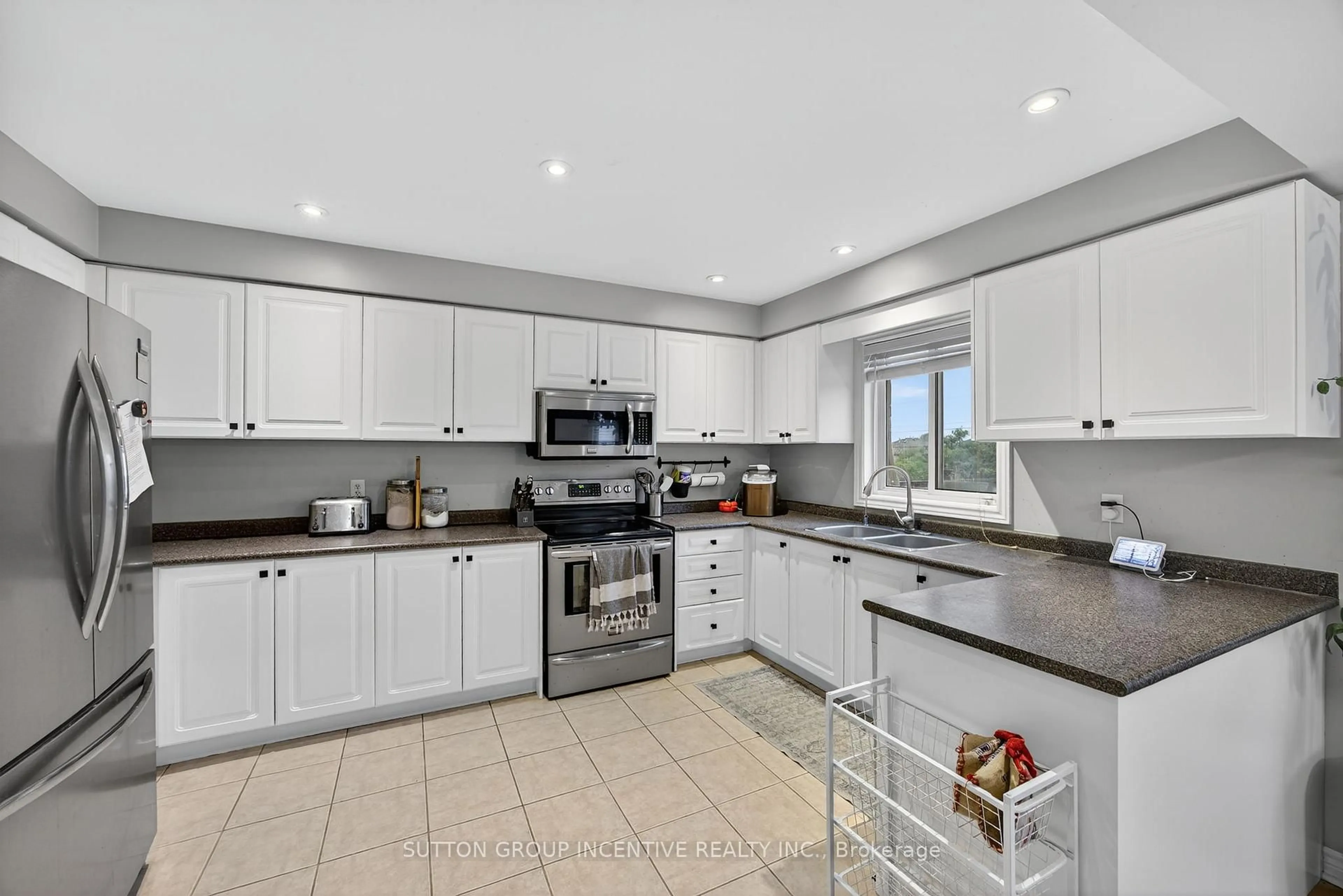 Open concept kitchen, ceramic/tile floor for 4 Dunnett Dr, Barrie Ontario L4N 0H8