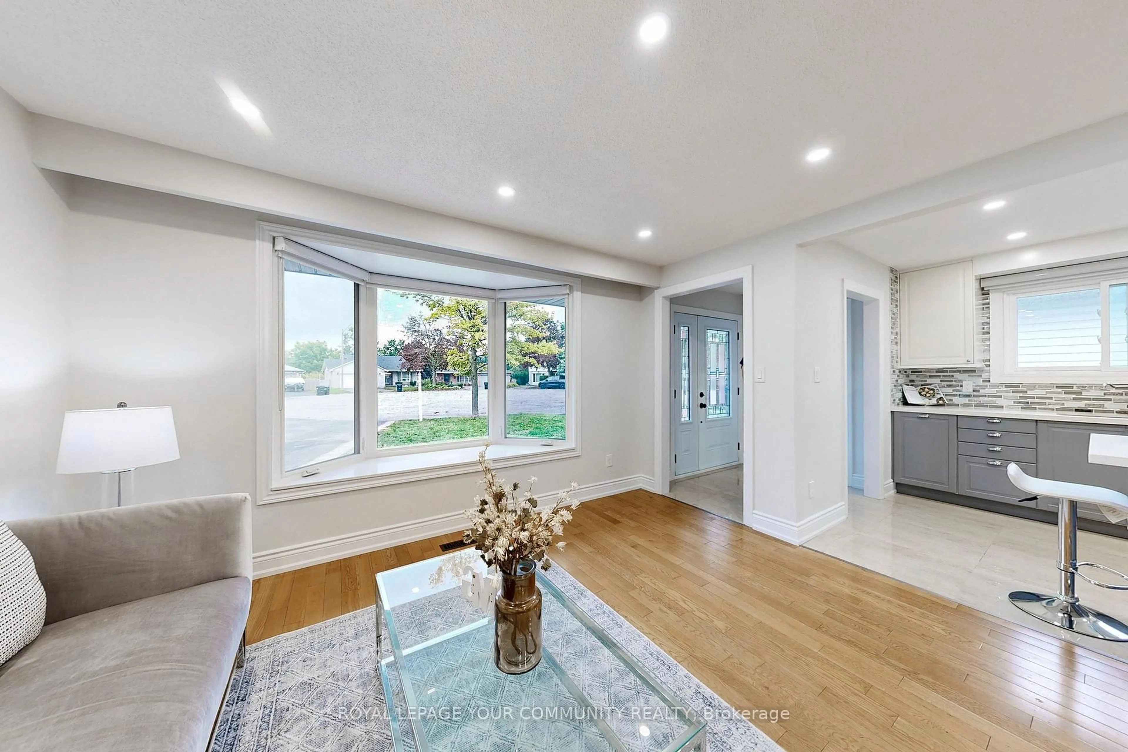 Unknown for 2 Charlotte Crt, Barrie Ontario L4N 6B2