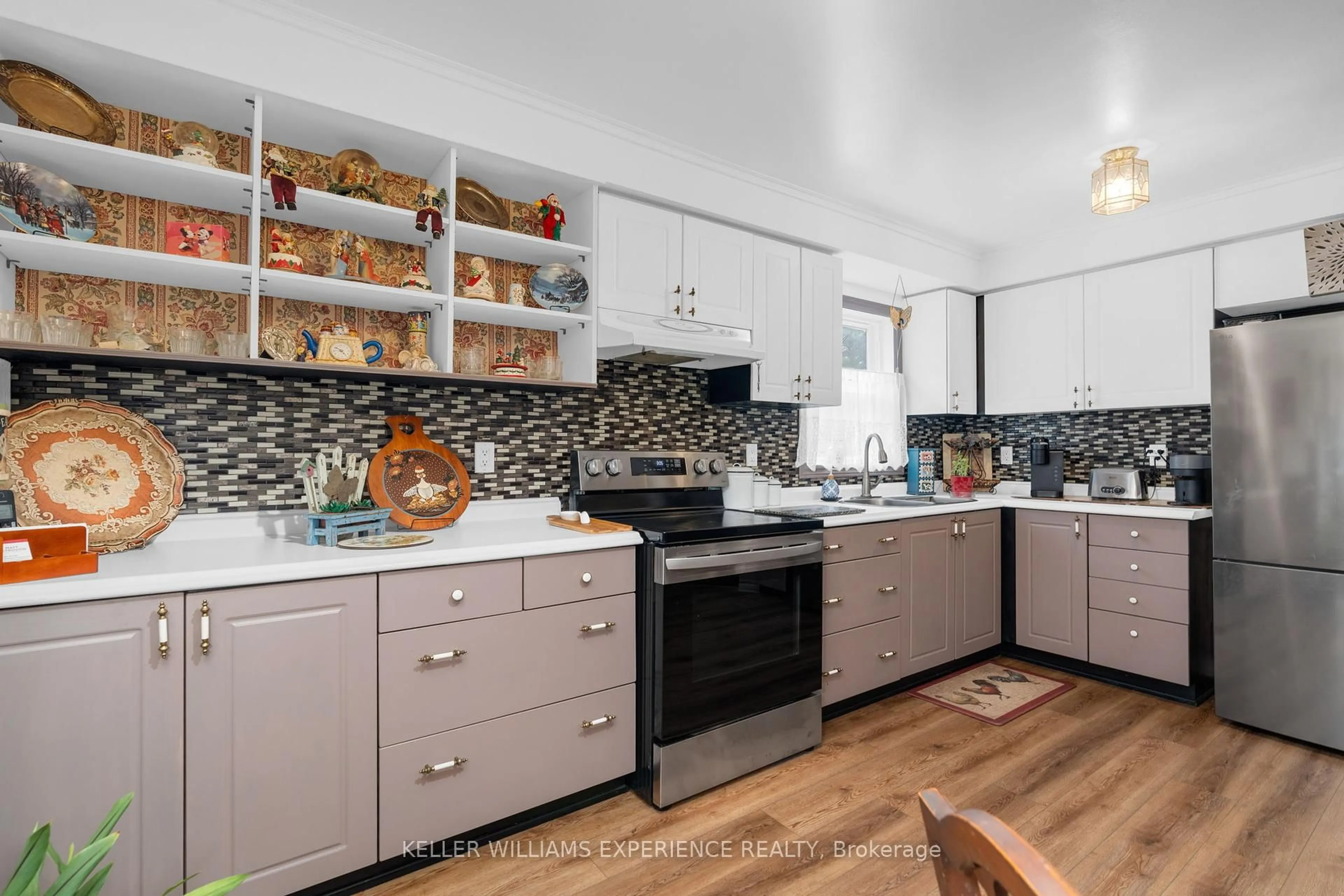 Open concept kitchen, ceramic/tile floor for 204 Dyer Dr, Wasaga Beach Ontario L9Z 1L9