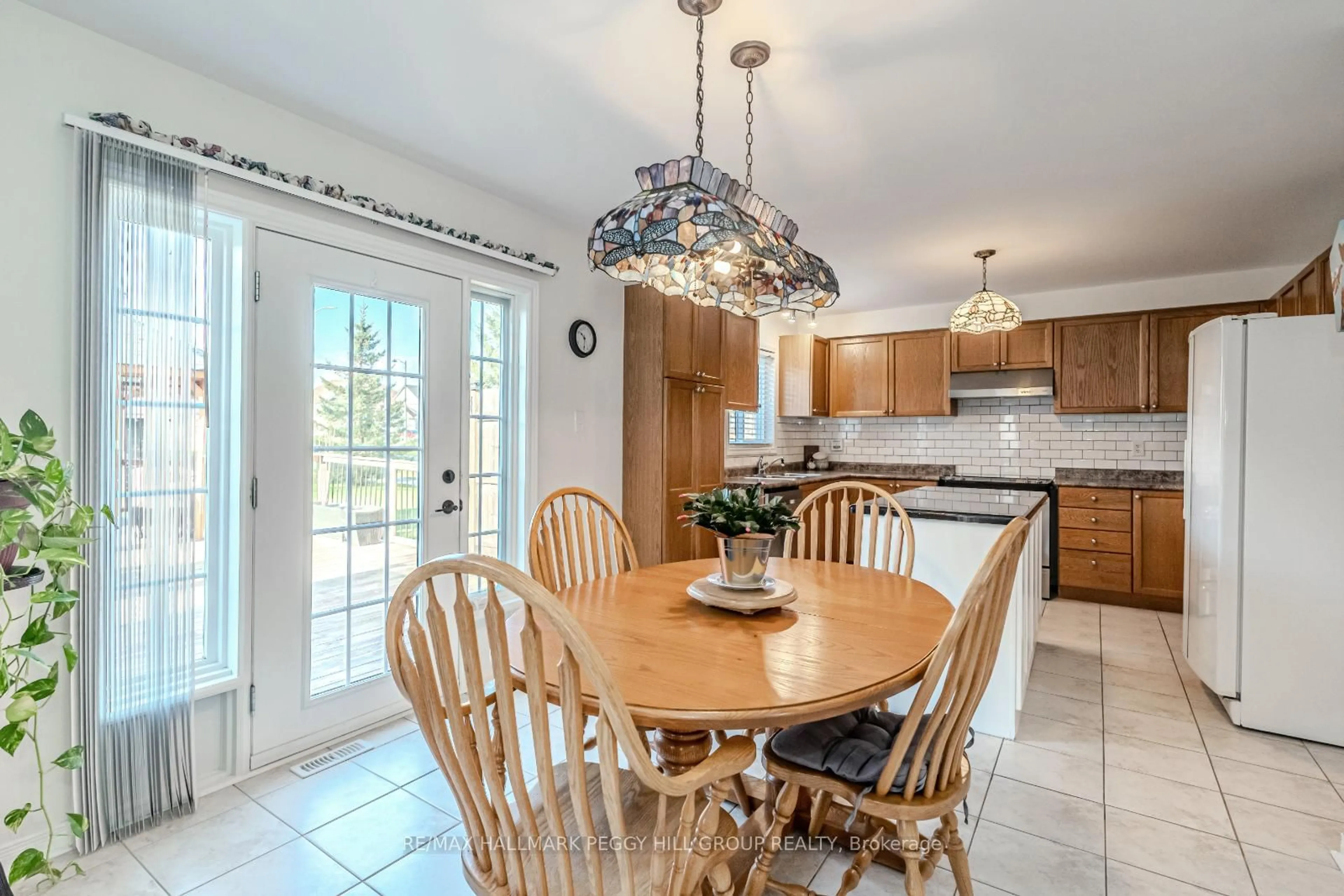 Open concept kitchen, ceramic/tile floor for 222 Red Oak Tr, Clearview Ontario L0M 1S0