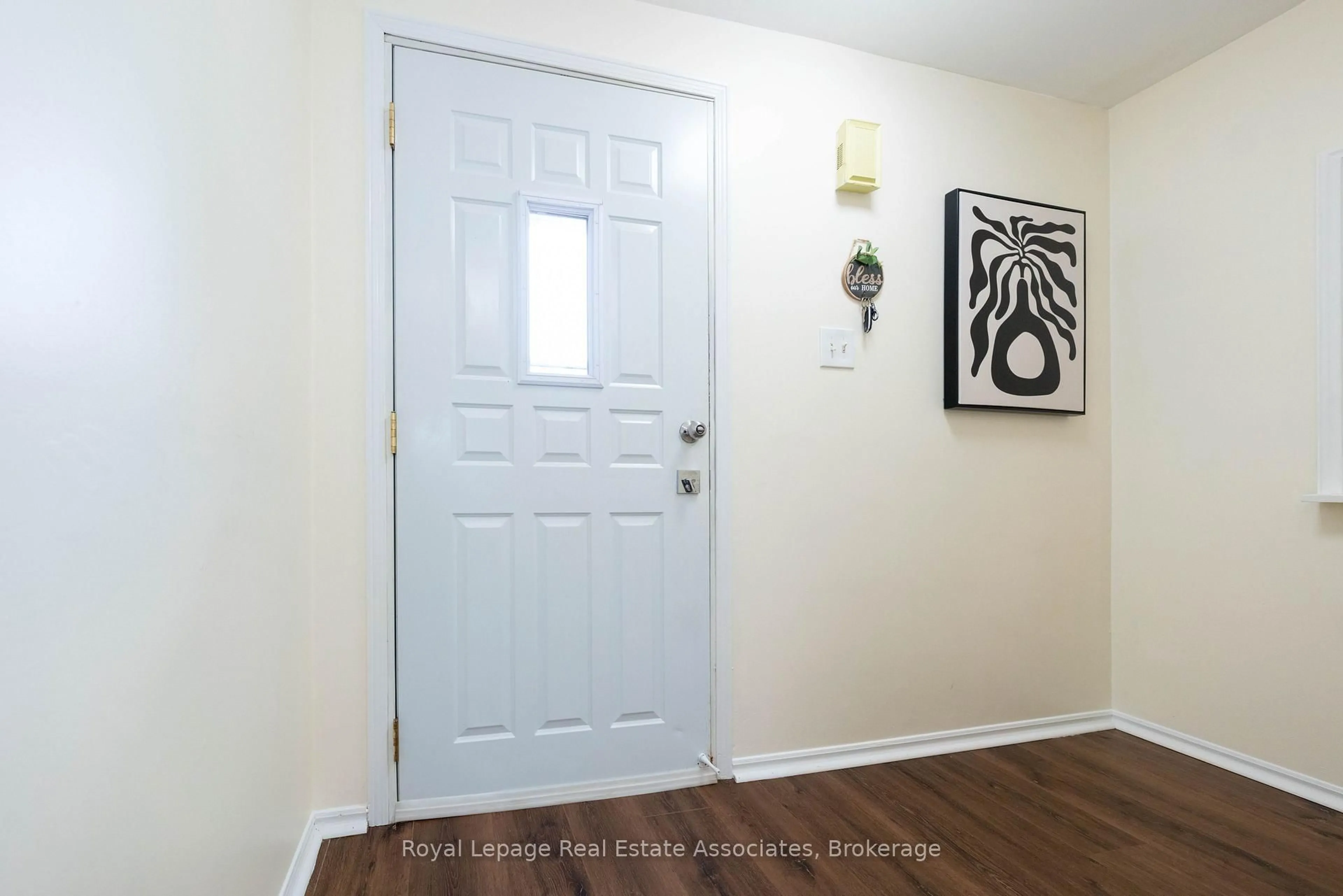 Indoor entryway for 41 Barrett Cres, Barrie Ontario L4N 5A4