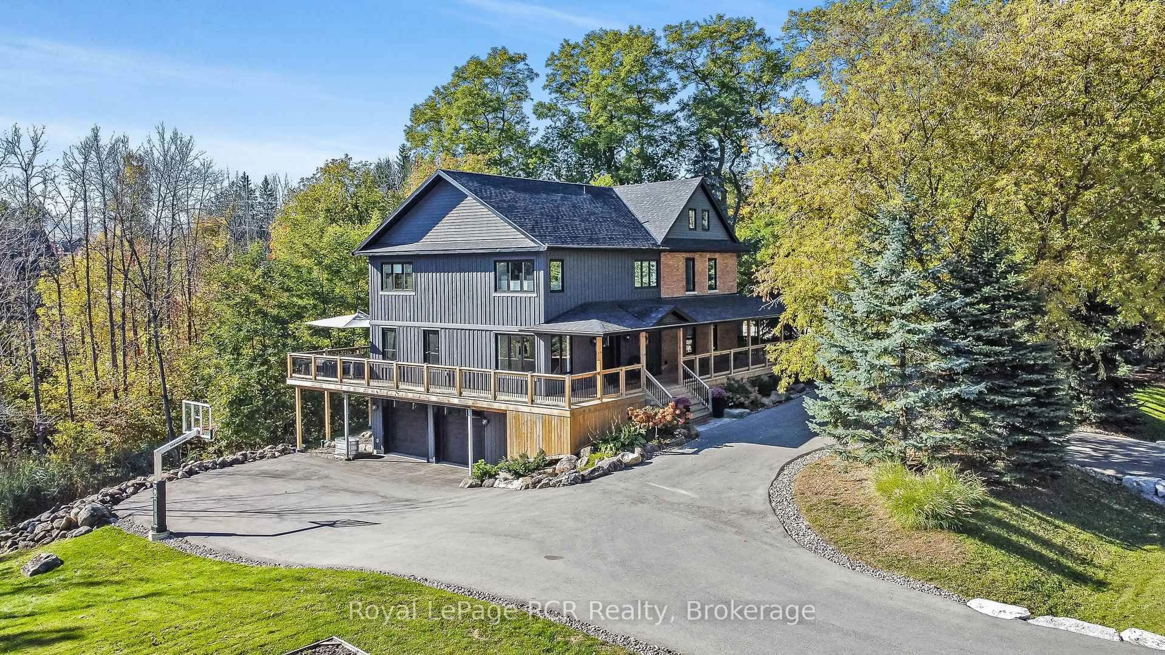A pic from outside/outdoor area/front of a property/back of a property/a pic from drone, unknown for 3 Holly Crt, Collingwood Ontario L9Y 5G5
