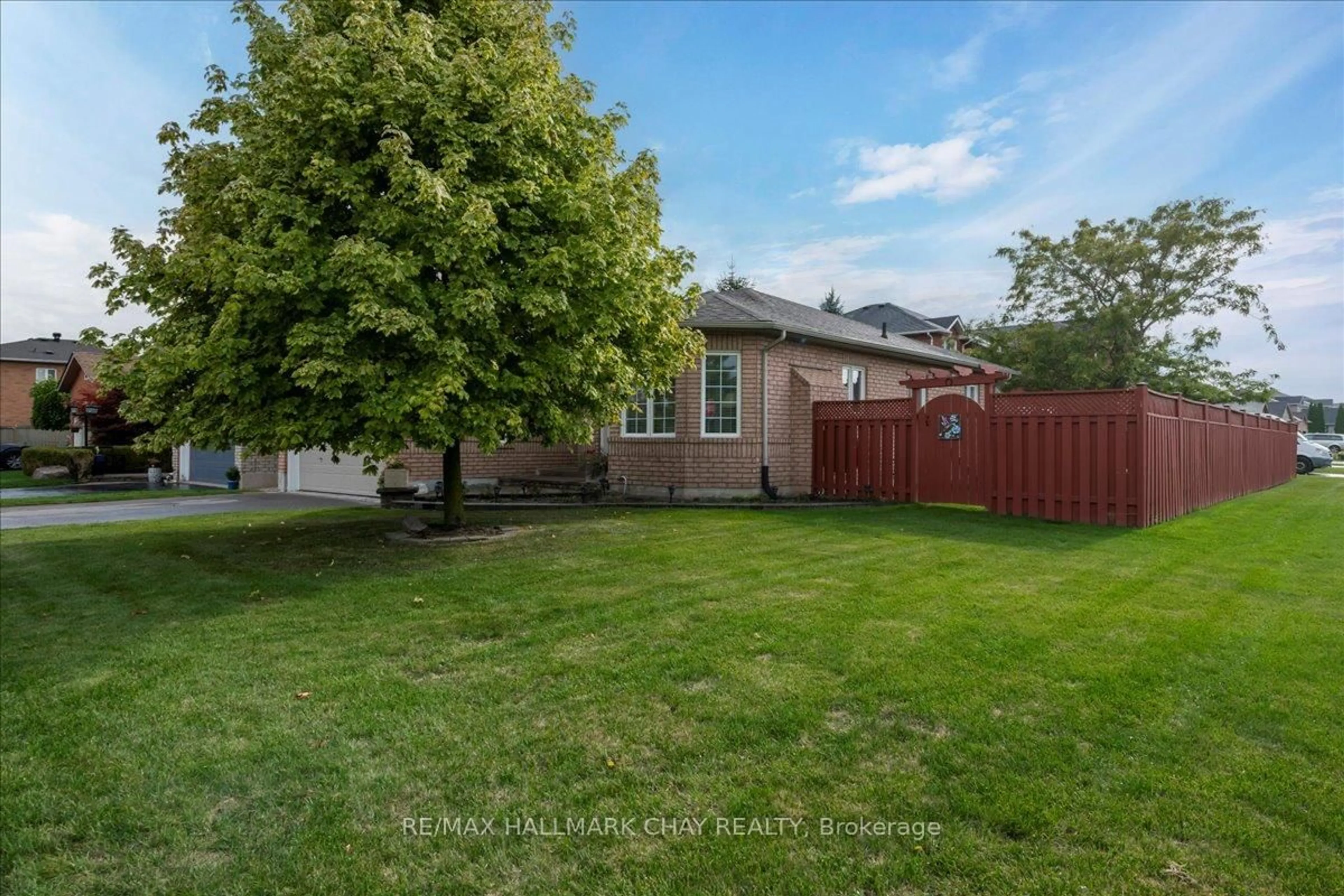 A pic from outside/outdoor area/front of a property/back of a property/a pic from drone, street for 84 Pringle Dr, Barrie Ontario L4N 0R2