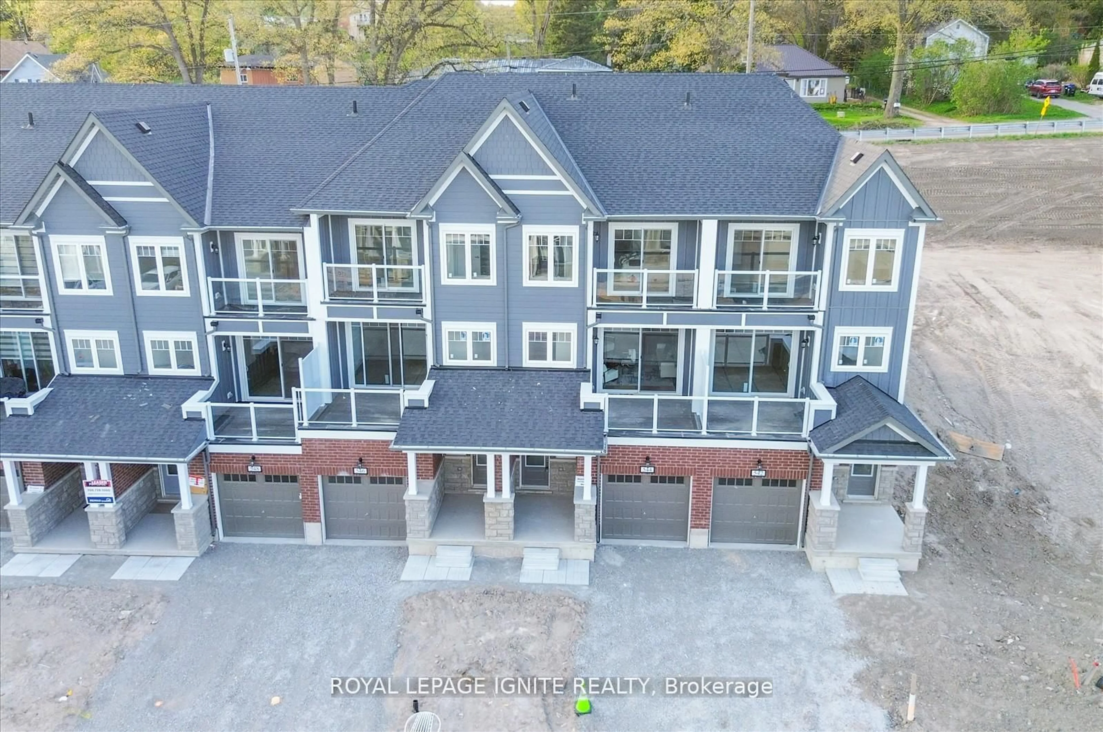 A pic from outside/outdoor area/front of a property/back of a property/a pic from drone, unknown for 544 Hudson Cres, Midland Ontario L4R 0J2